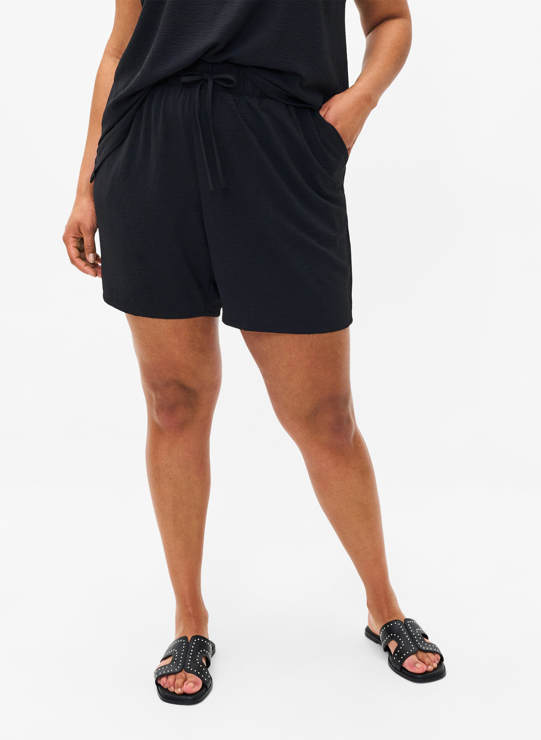 Zizzi Short avec poches et ceinture &eacute;lastique, Noir, Model image number 3