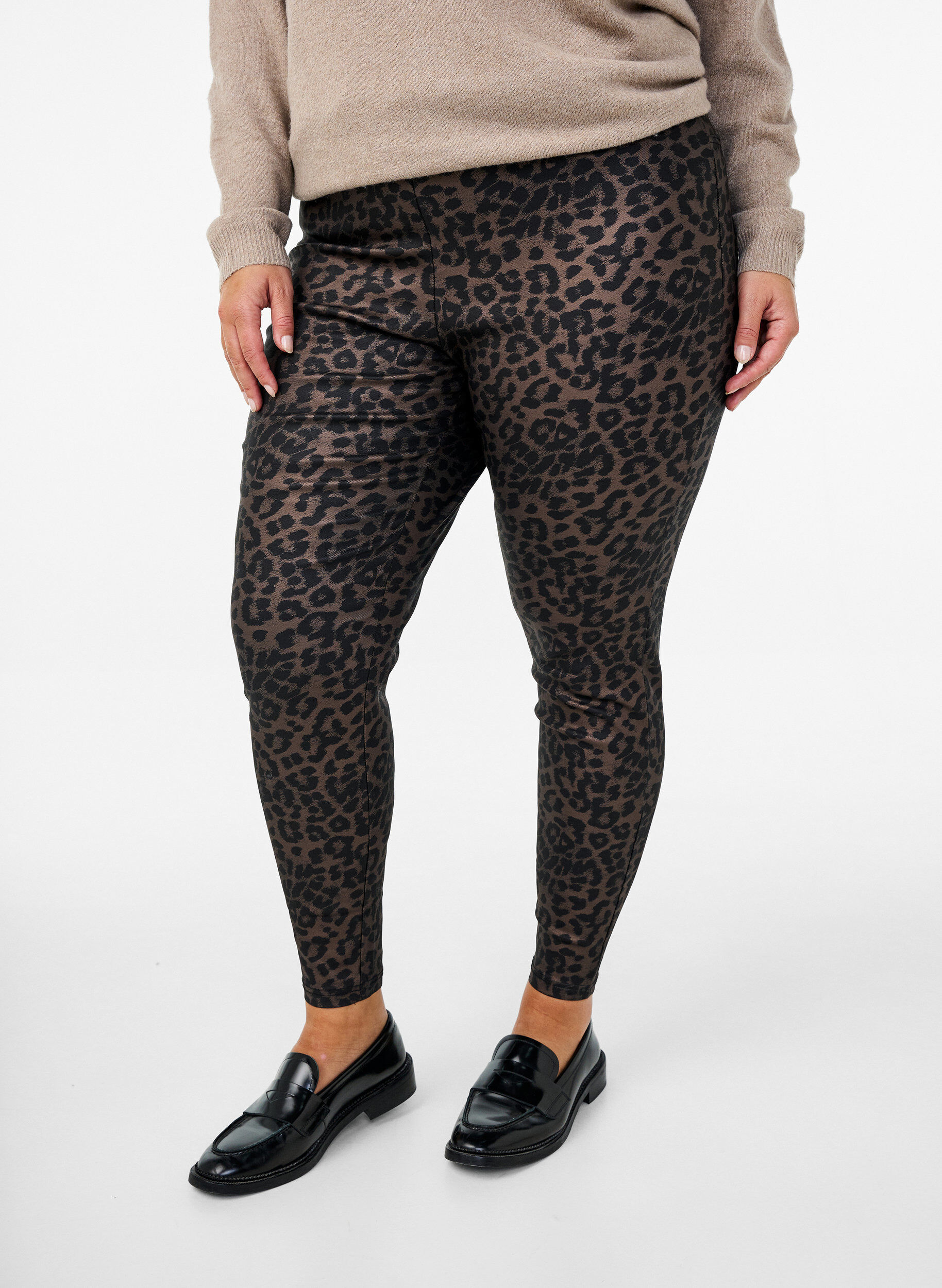 Zizzi Leggings court enduit avec imprim&eacute; l&eacute;opard, Marron, Model image number 0