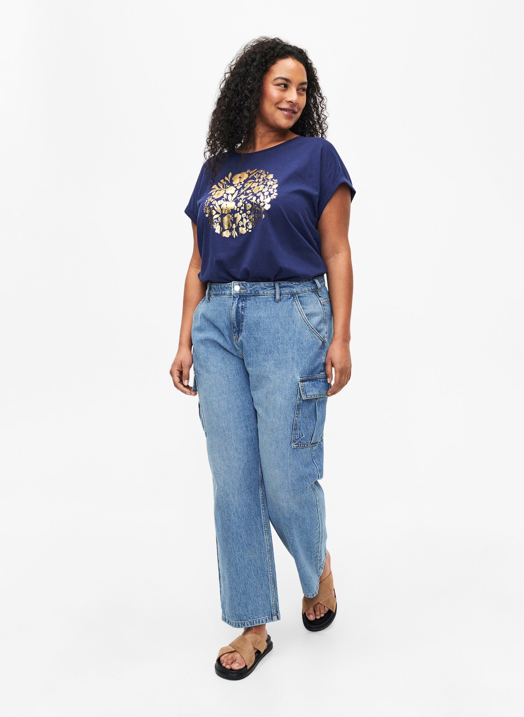 Zizzi T-shirt en coton biologique avec imprim&eacute; dor&eacute;, Med.Blue Gold Flower, Model image number 2