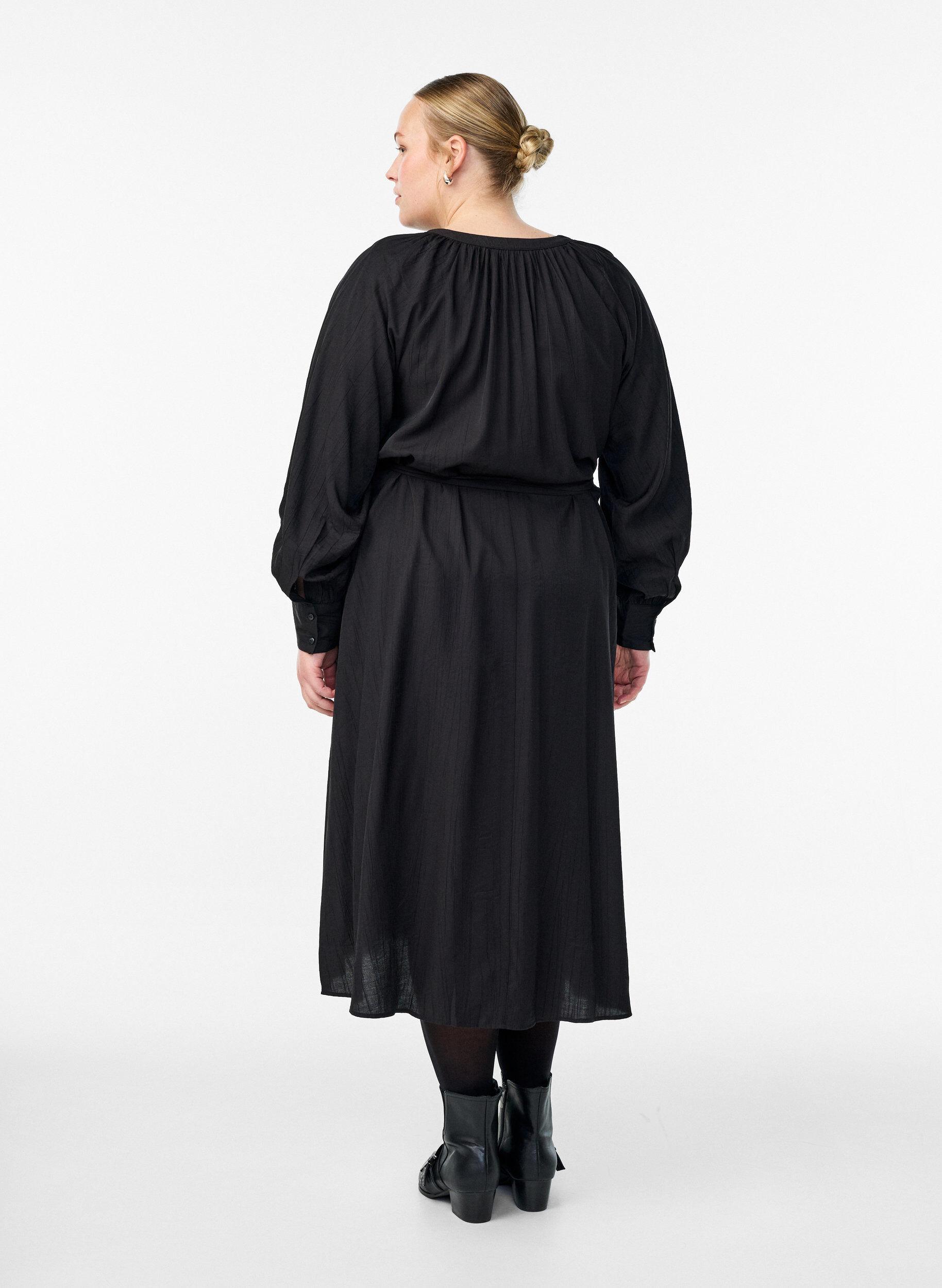 Zizzi Robe midi avec boutonnage et ceinture &agrave; nouer, Noir, Model image number 1