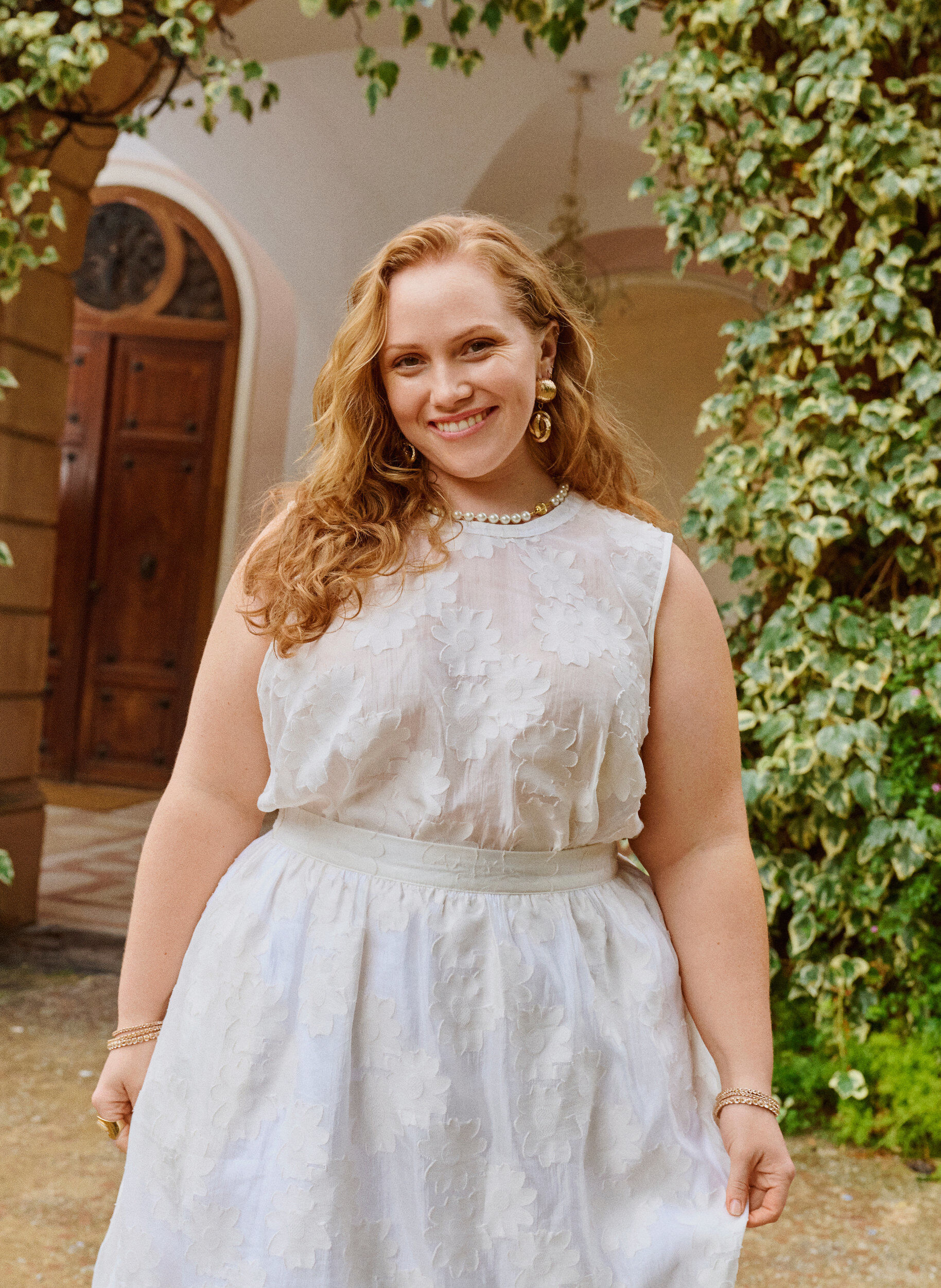 Zizzi Top sans manches en jacquard &agrave; texture florale, Vanille, Image image number 0