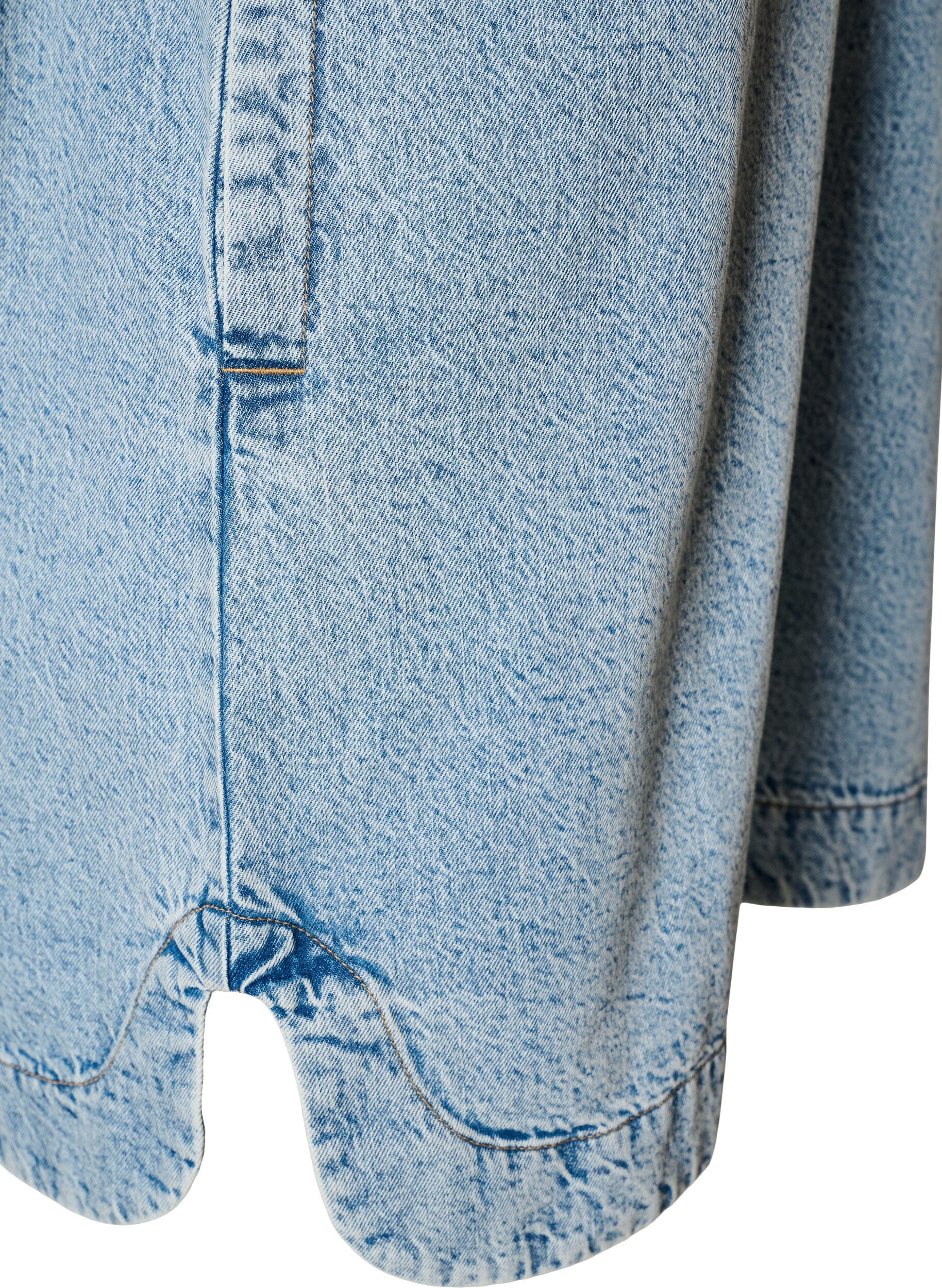 Zizzi Robe en jean &agrave; manches courtes avec un col et une fermeture boutonn&eacute;e, Bleu Clair, Packshot image number 3