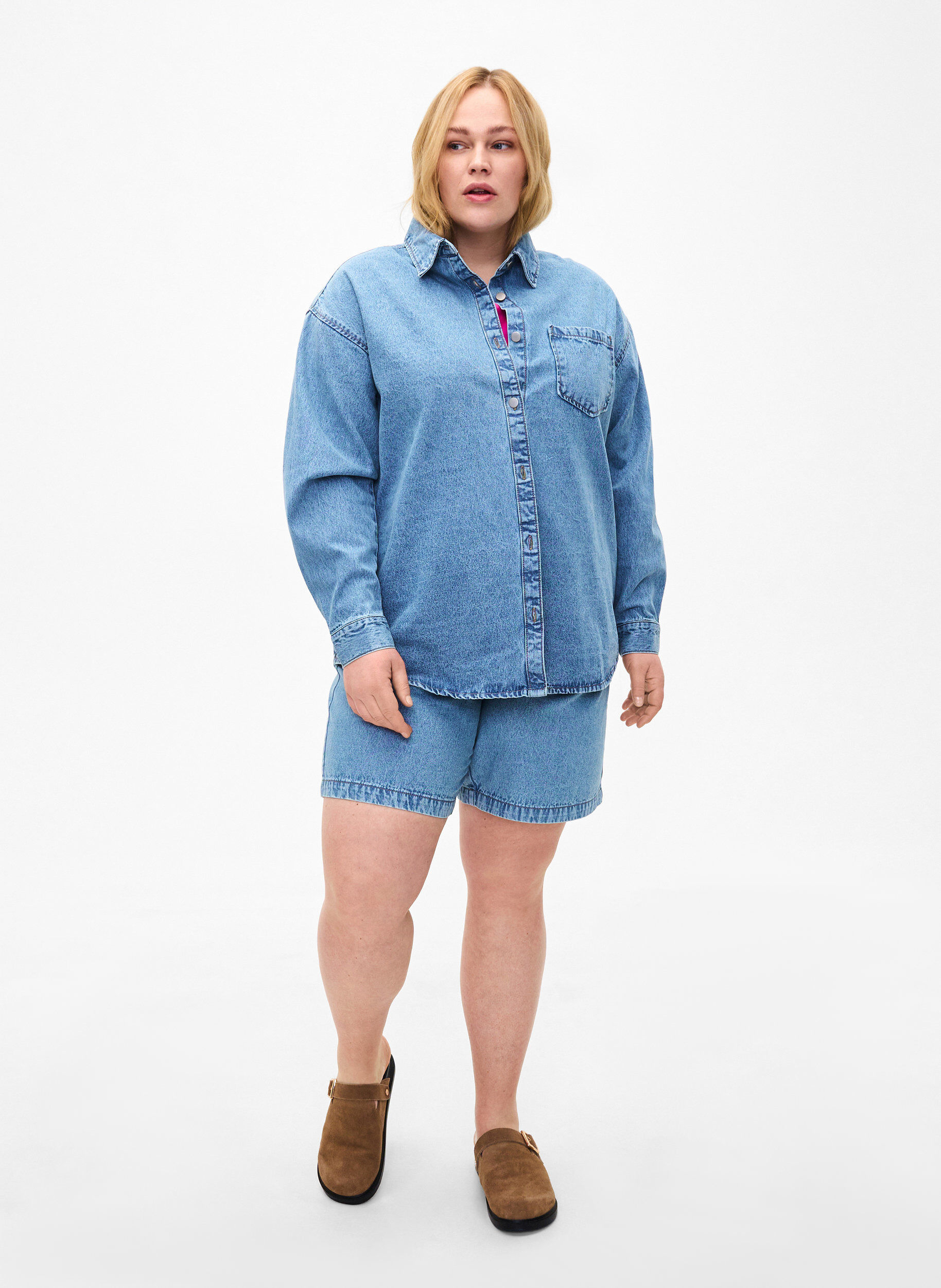 Zizzi Chemise en jean ample avec poche de poitrine, Light blue denim, Model image number 3