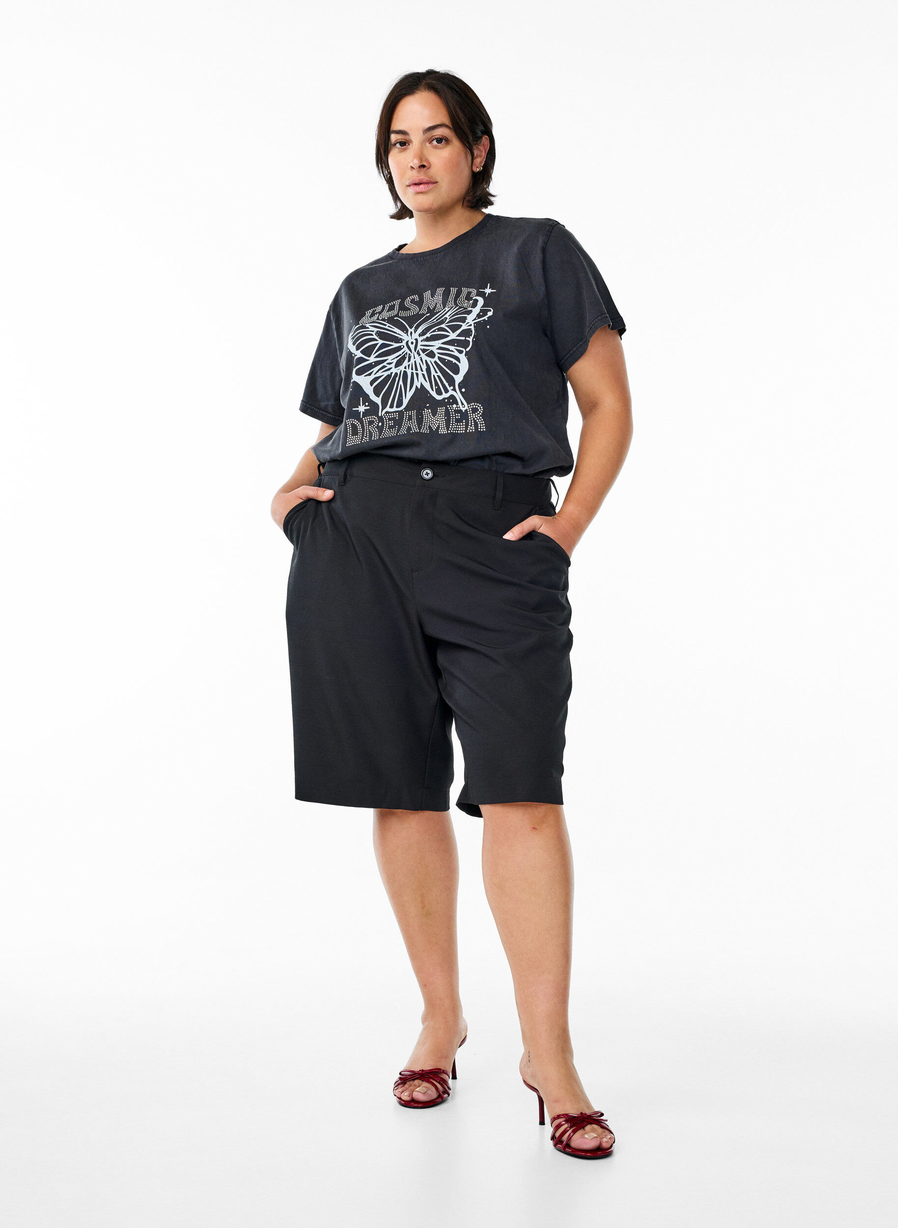 Zizzi T-shirt en coton biologique avec des strass et un motif de papillon, Gris, Model image number 1