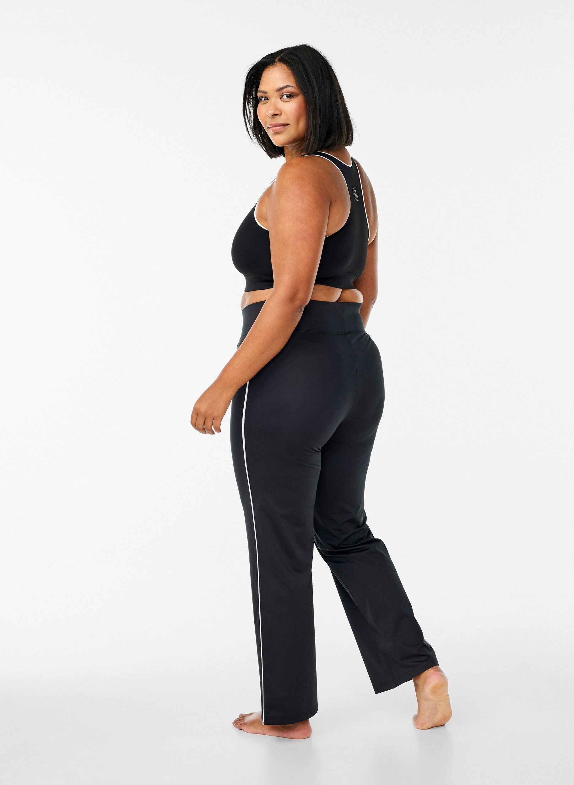 Zizzi Pantalon de sport &eacute;vas&eacute; avec liser&eacute; contrastant, Noir, Model image number 2