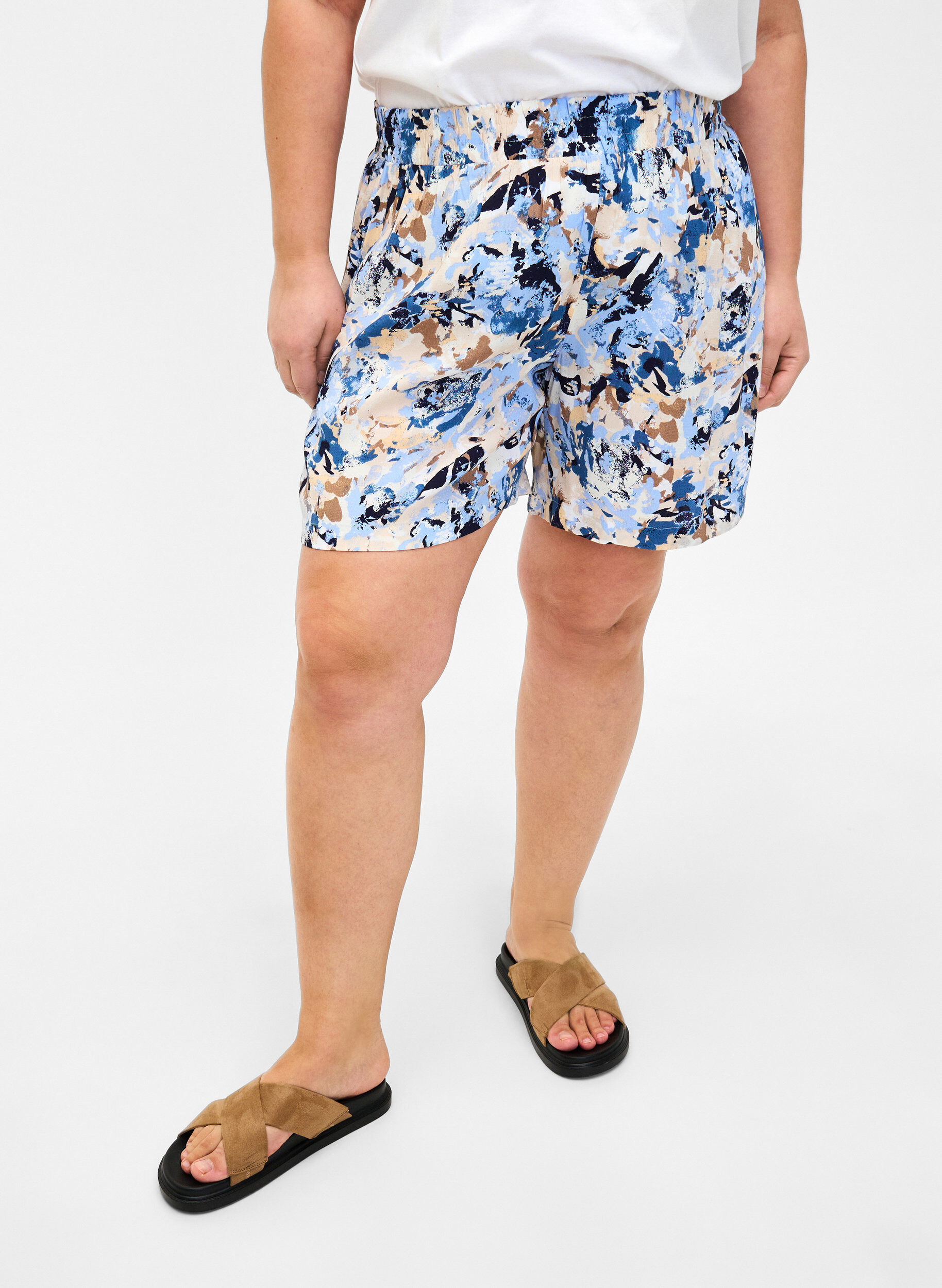 Zizzi Short ample en viscose, Blue Graphic AOP, Model image number 2