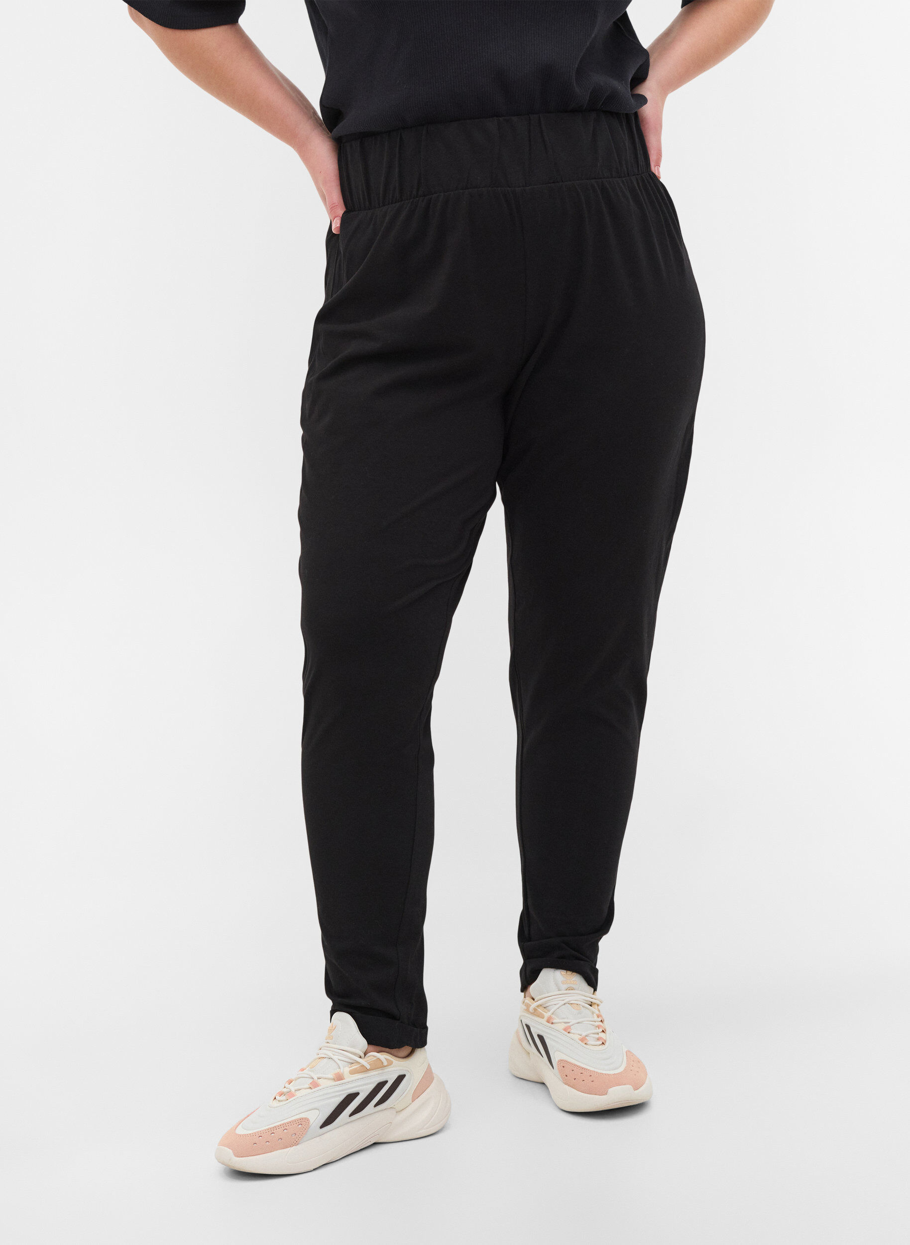 Zizzi Pantalon en coton &agrave; revers, Noir, Model image number 4