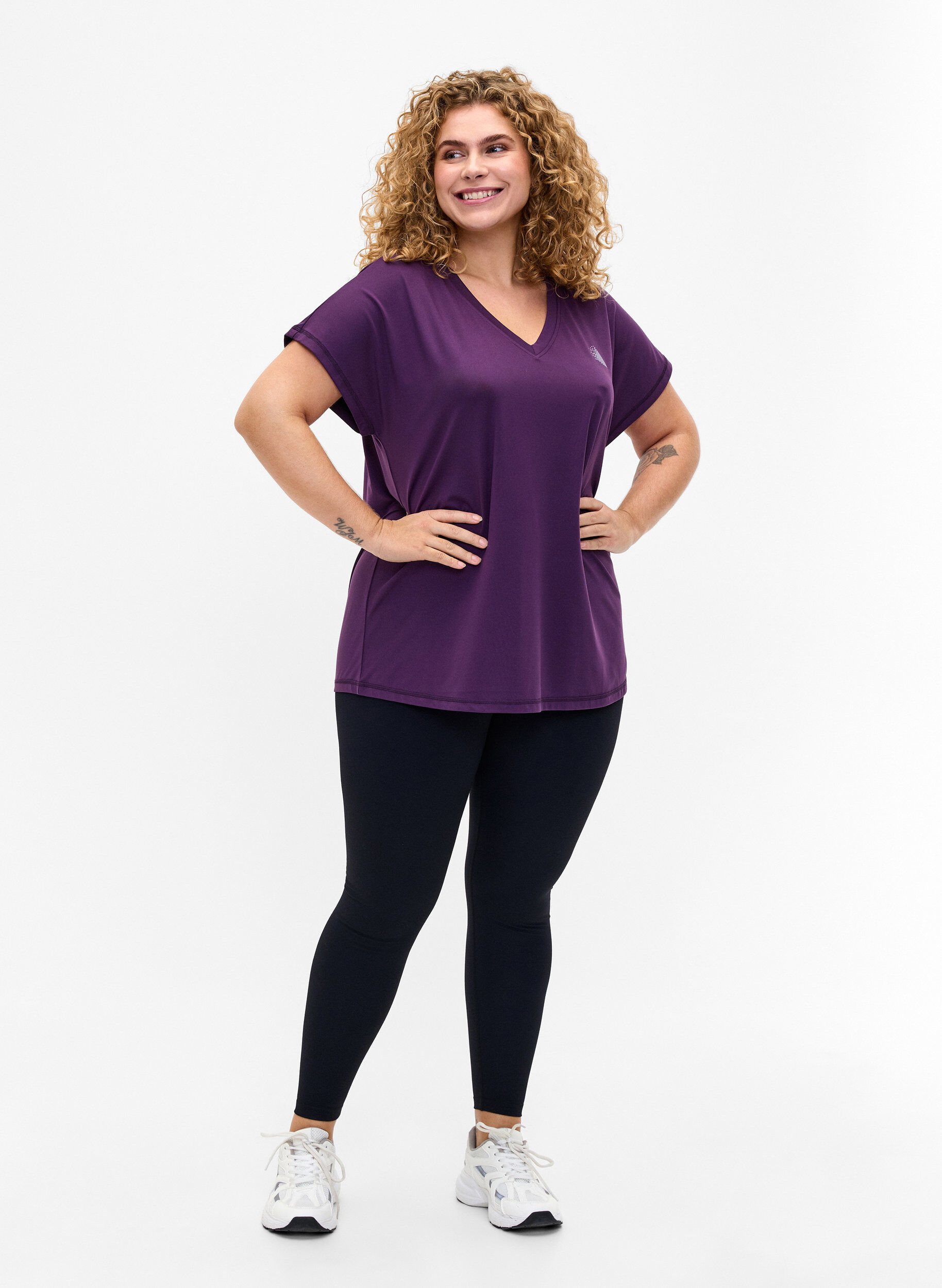 Zizzi T-shirt de sport ample avec col en V, Purple Pennant, Model image number 2