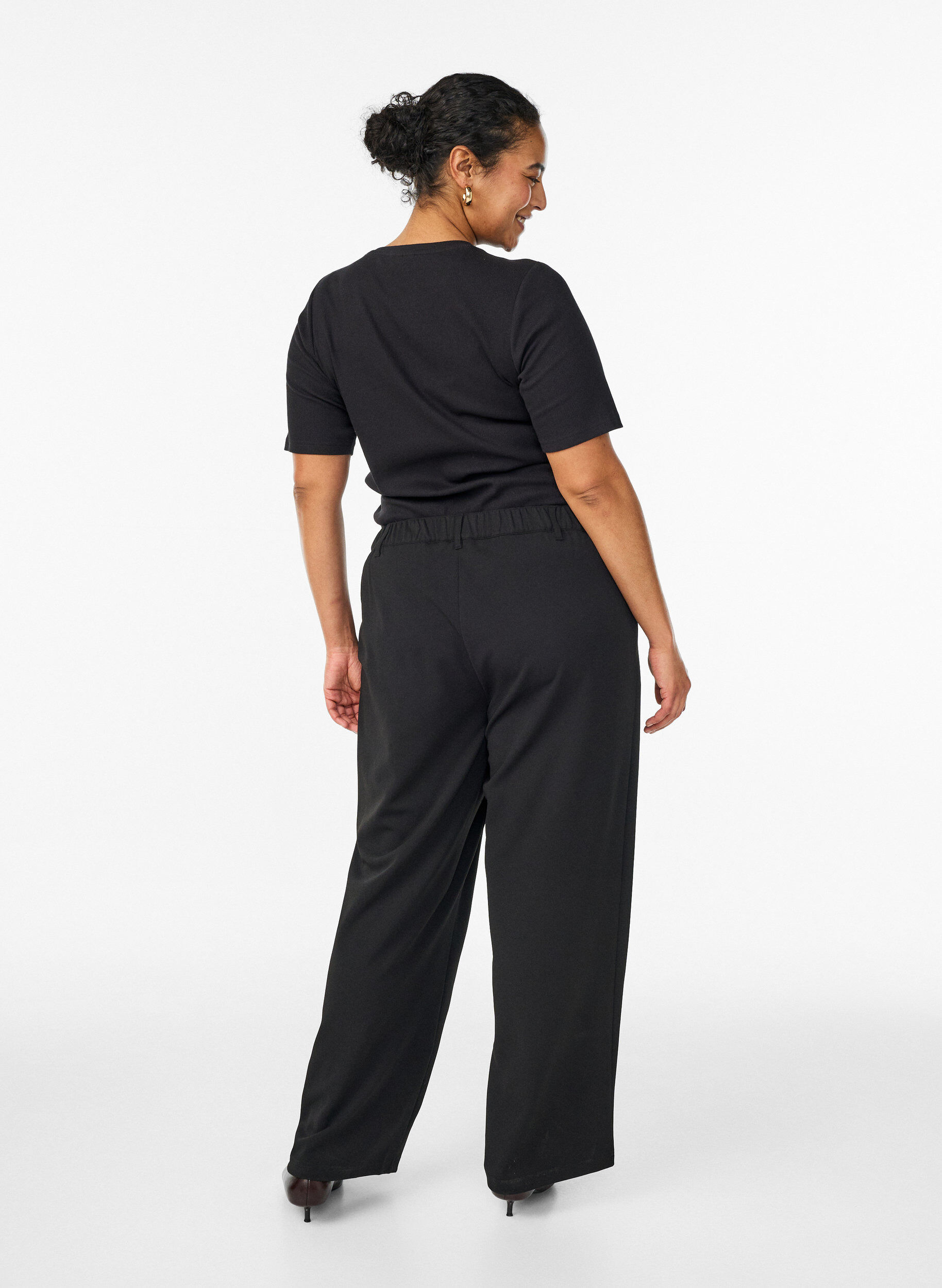 Zizzi Pantalon taille haute avec ceinture et boucle dor&eacute;e, Noir, Model image number 1