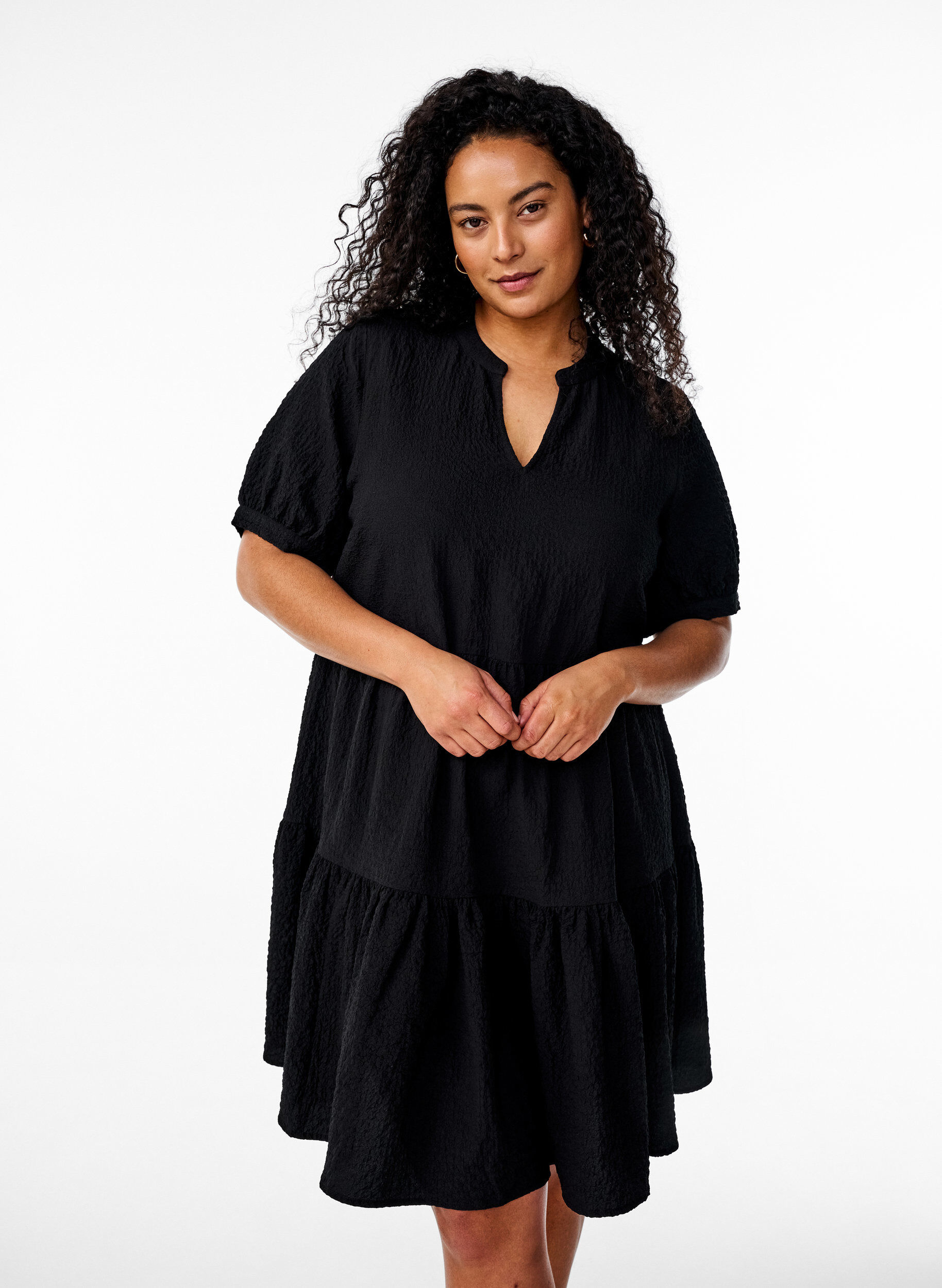 Robe courte coupe &eacute;vas&eacute;e, Noir, Model