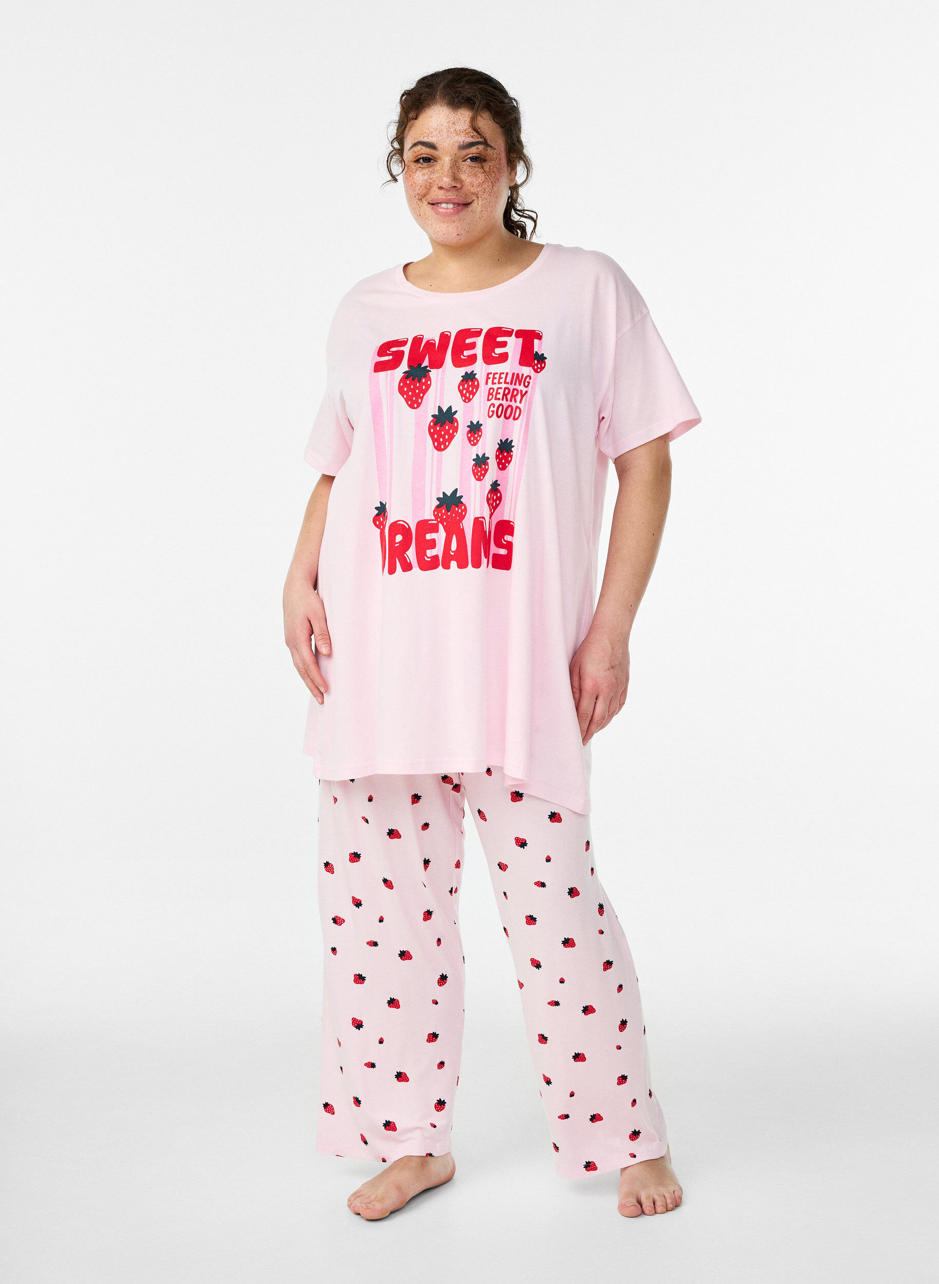 Zizzi Pantalon de pyjama en jersey doux avec taille haute et imprim&eacute; fruits, Rose, Model image number 0