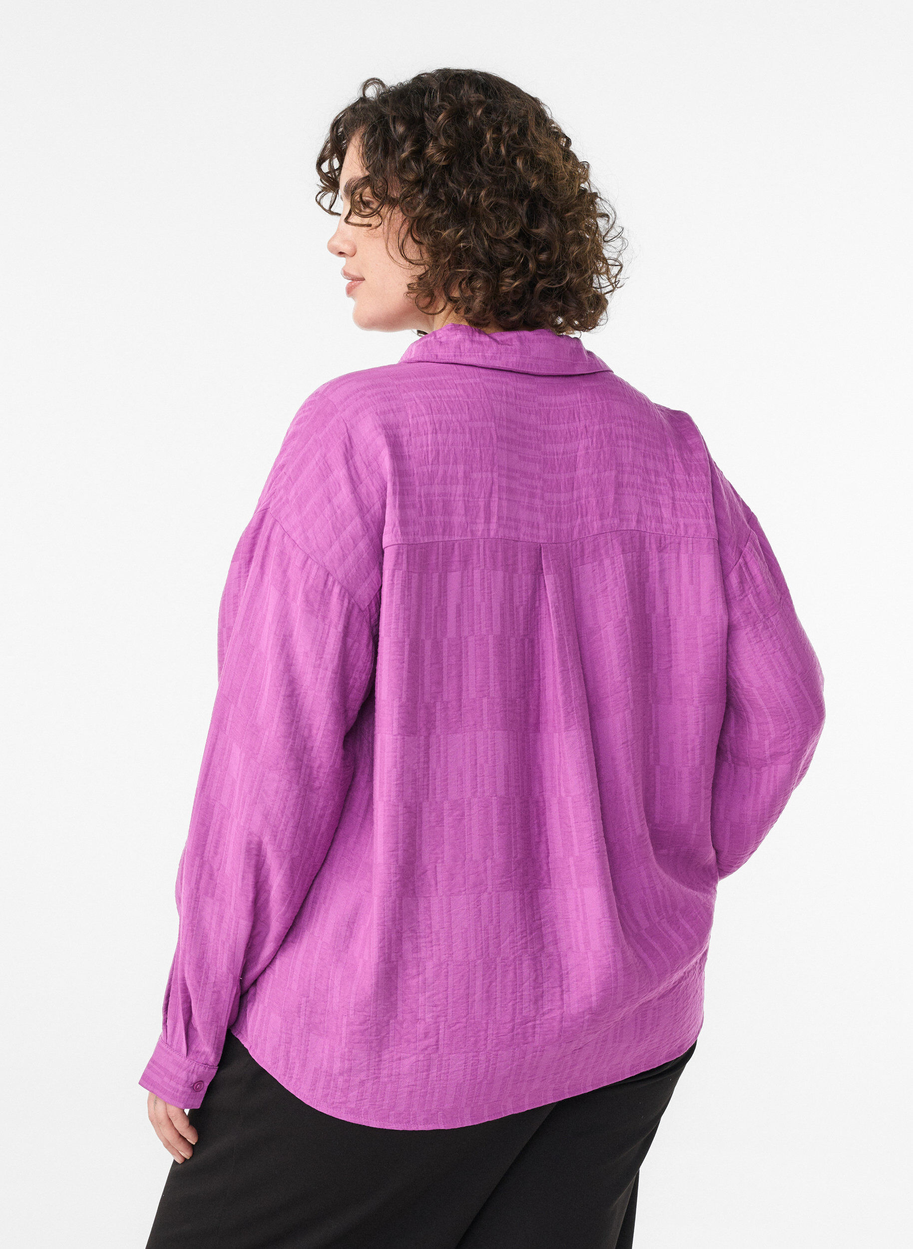 Zizzi Chemise ample avec texture et col en V, Violet, Model image number 2