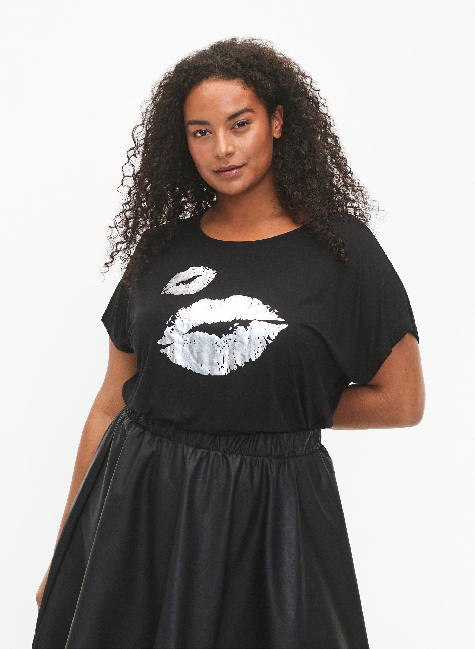Zizzi T-shirt &agrave; manches courtes en viscose avec imprim&eacute; , Black W. Lips, Model image number 0