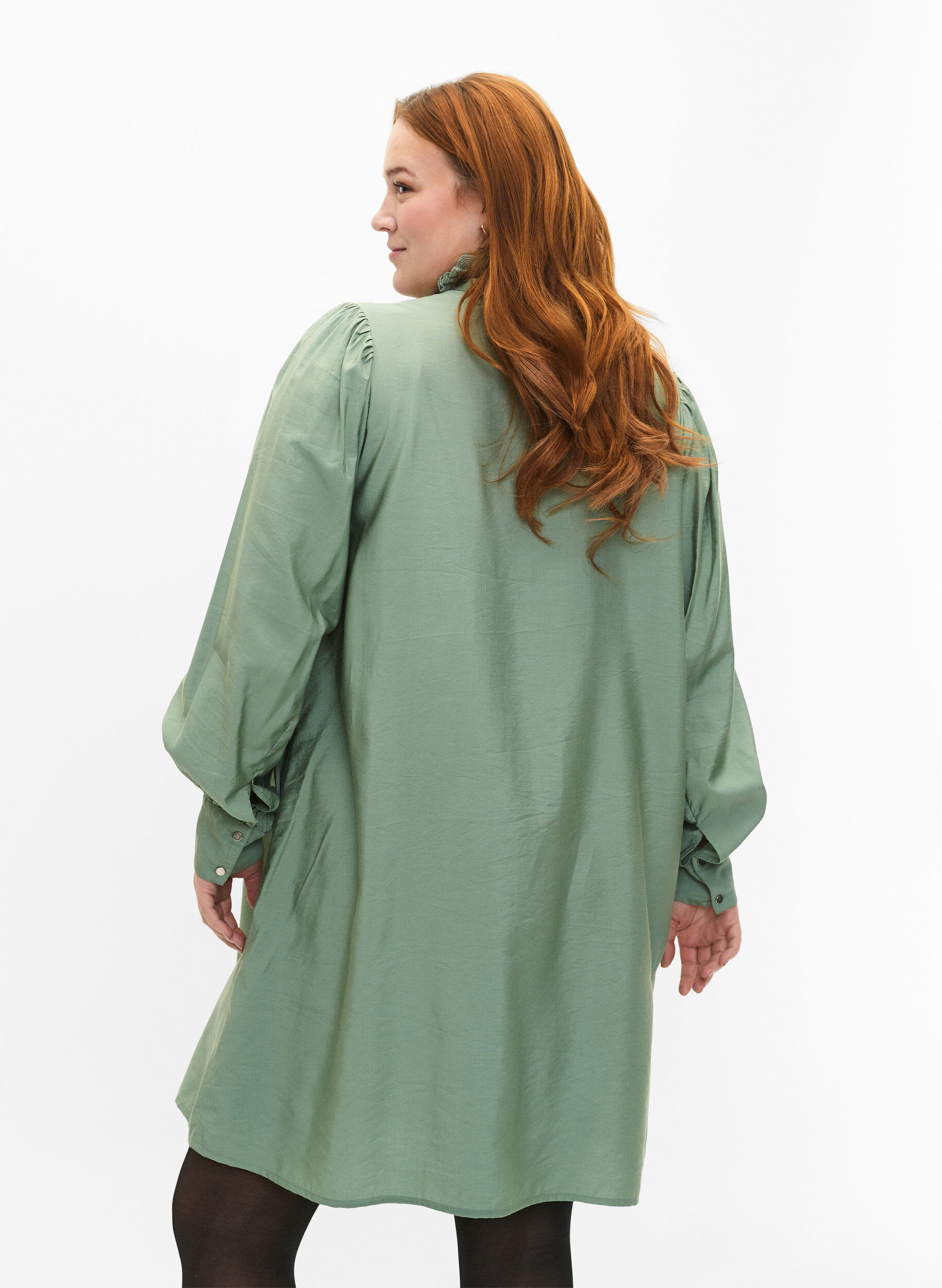 Zizzi Robe chemise en viscose avec volants, Vert clair, Model image number 2