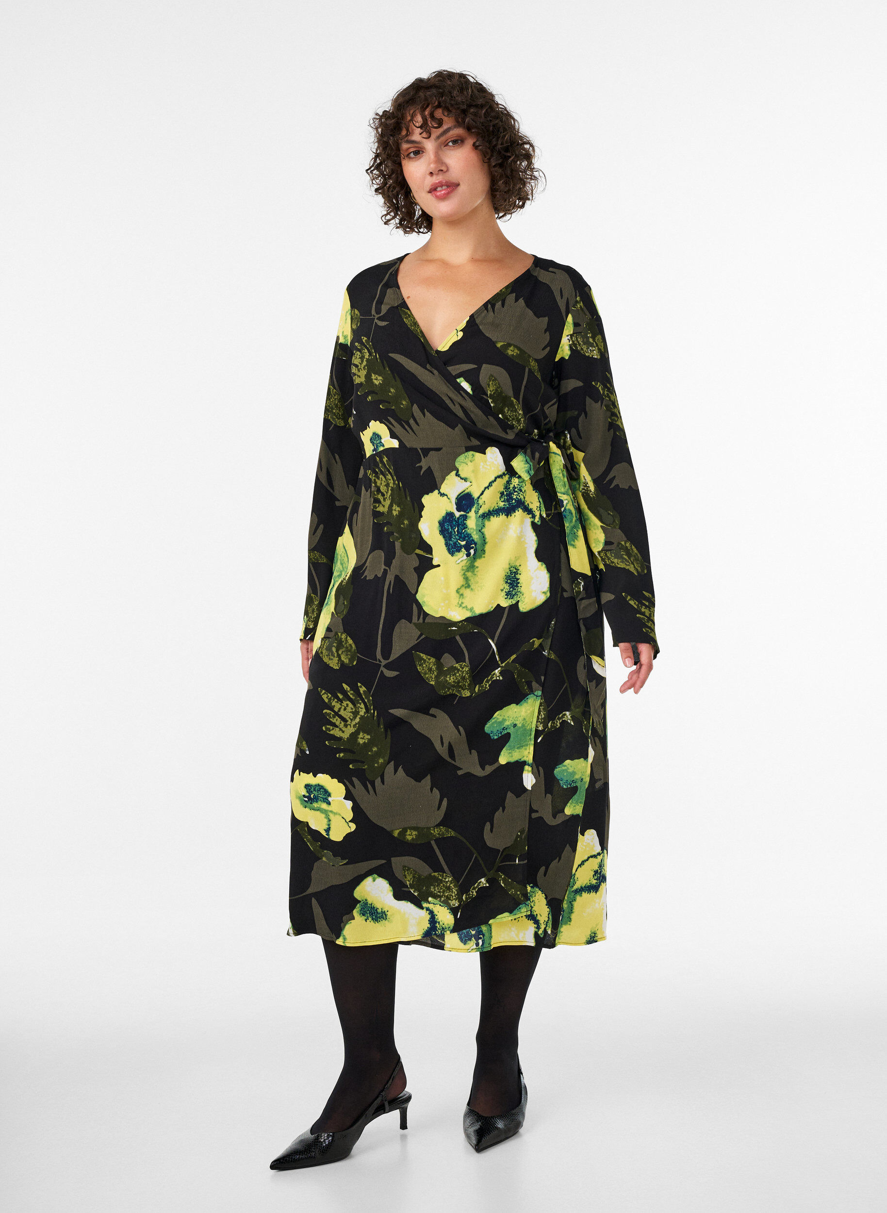 ZizziRobe portefeuille fleurie en viscose avec une ceinture &agrave; nouer, Noir, Model image number 0