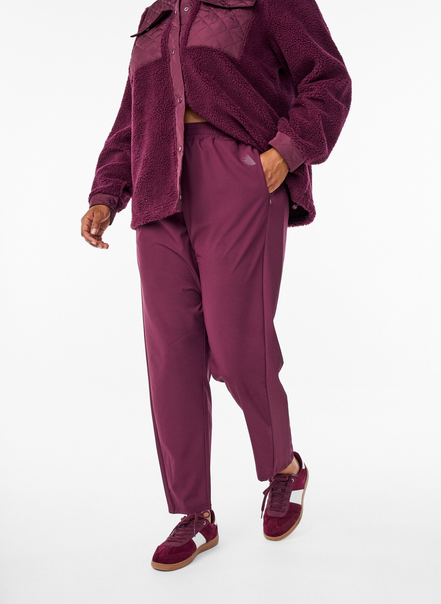 ZizziPantalon d&rsquo;entra&icirc;nement l&eacute;ger dot&eacute; de poches, Bordeaux, Model image number 2