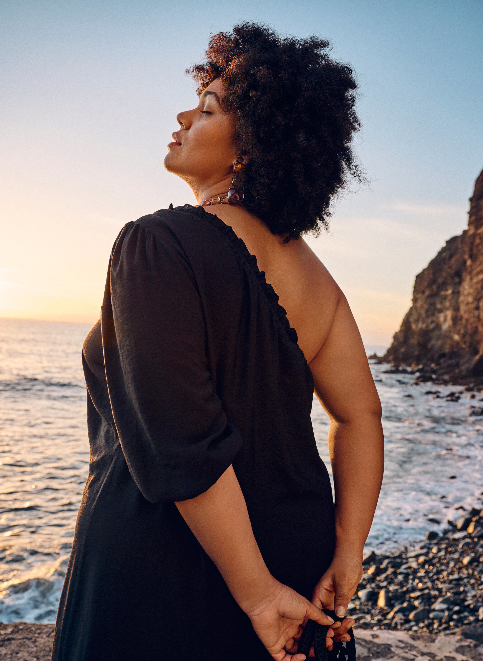 Zizzi Robes &agrave; une &eacute;paule en viscose, Noir, Image image number 1