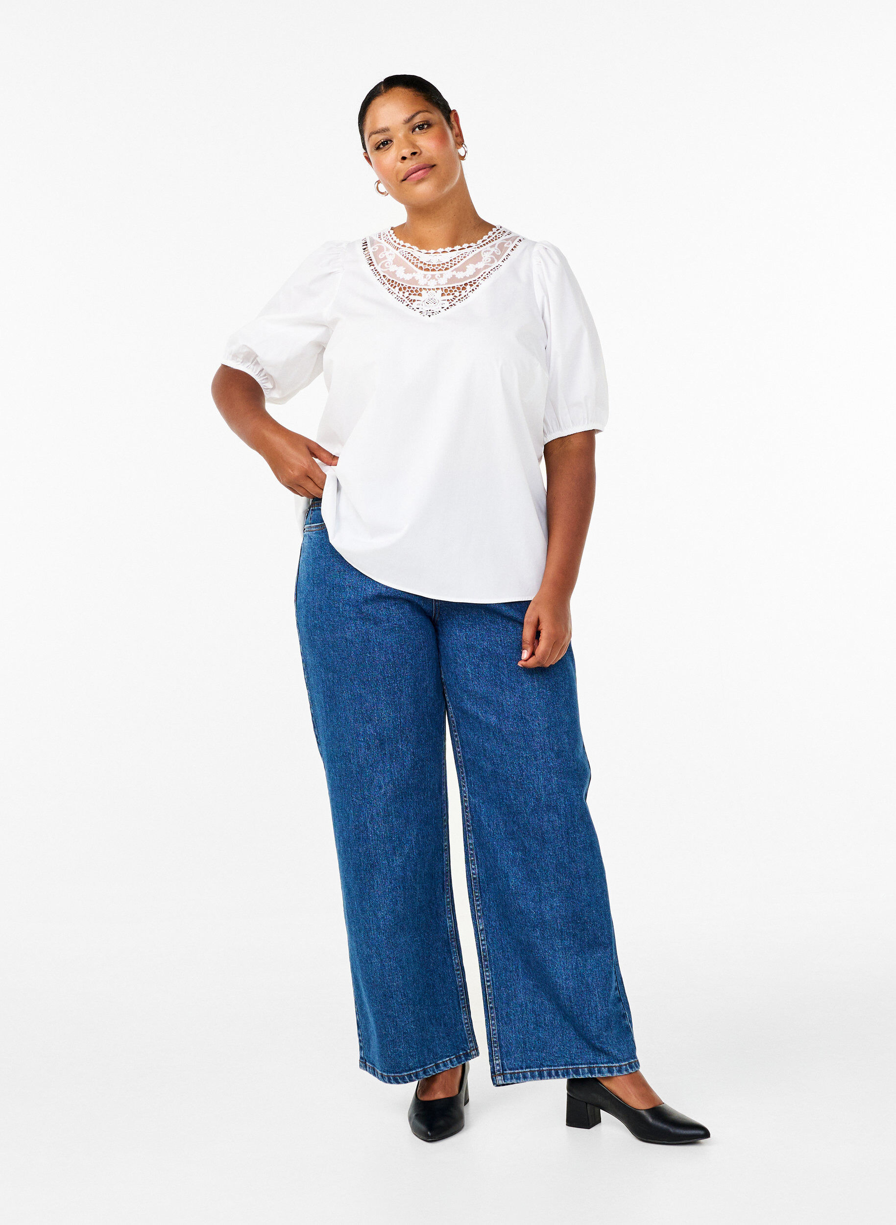 Zizzi Chemisier &agrave; manches courtes avec d&eacute;tails en dentelle, Bright White, Model image number 2