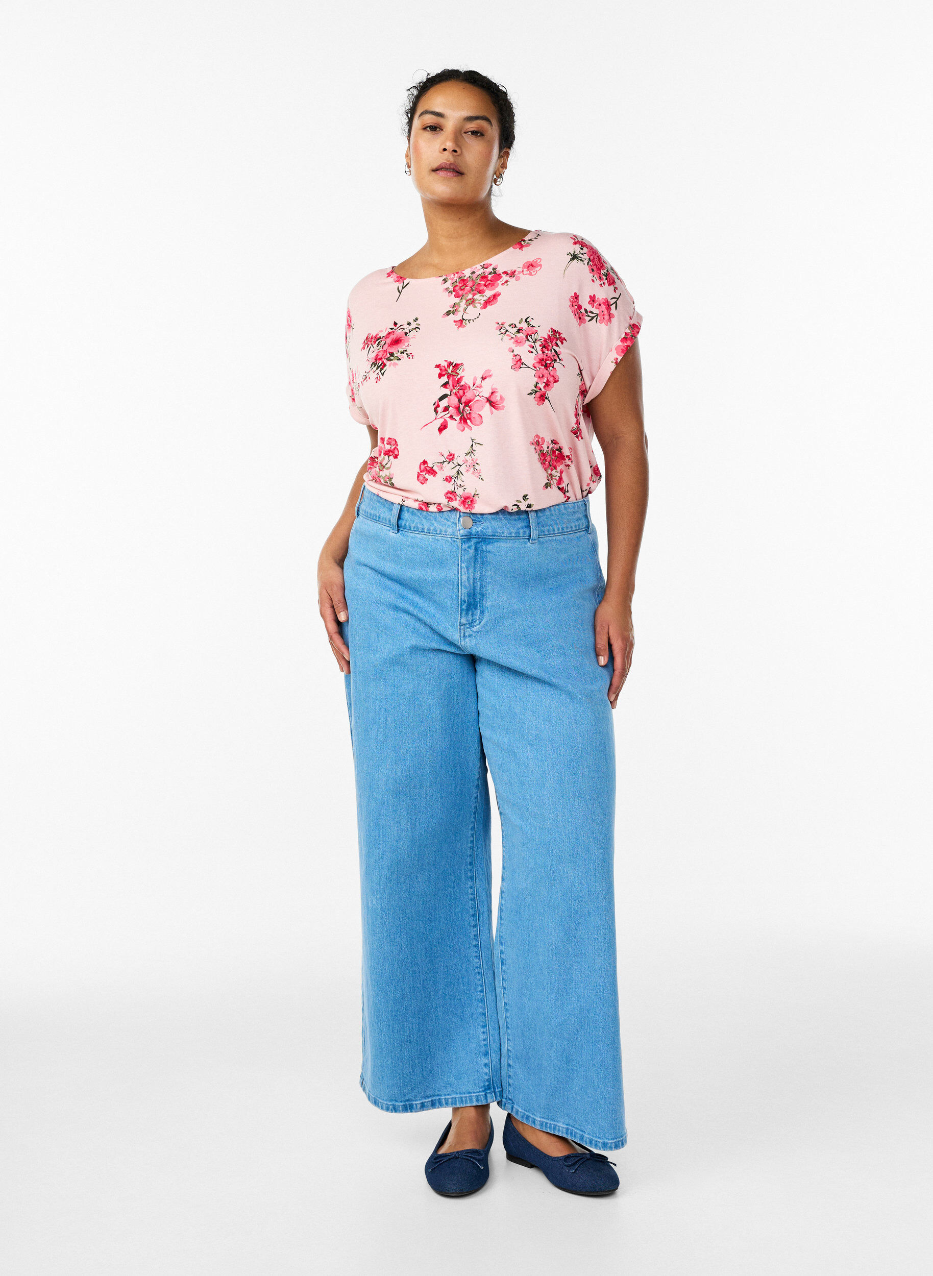 Zizzi T-shirt avec imprim&eacute; floral, Rose, Model image number 1