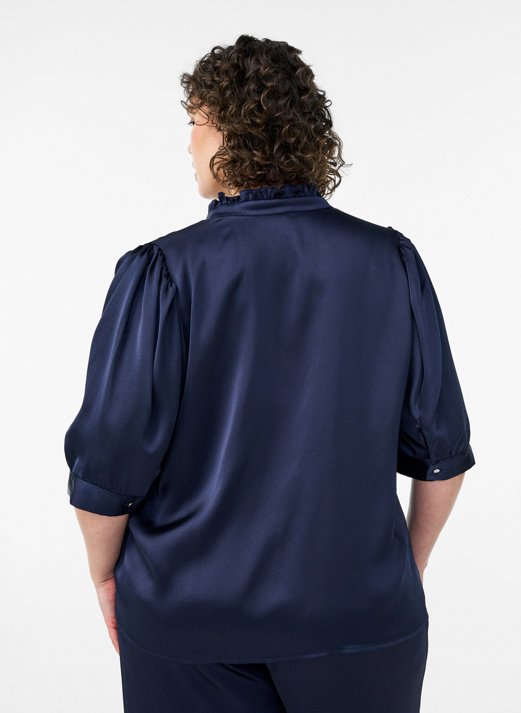 Zizzi Blouse satin&eacute;e avec manches courtes et col &agrave; volants, Bleu, Model image number 2