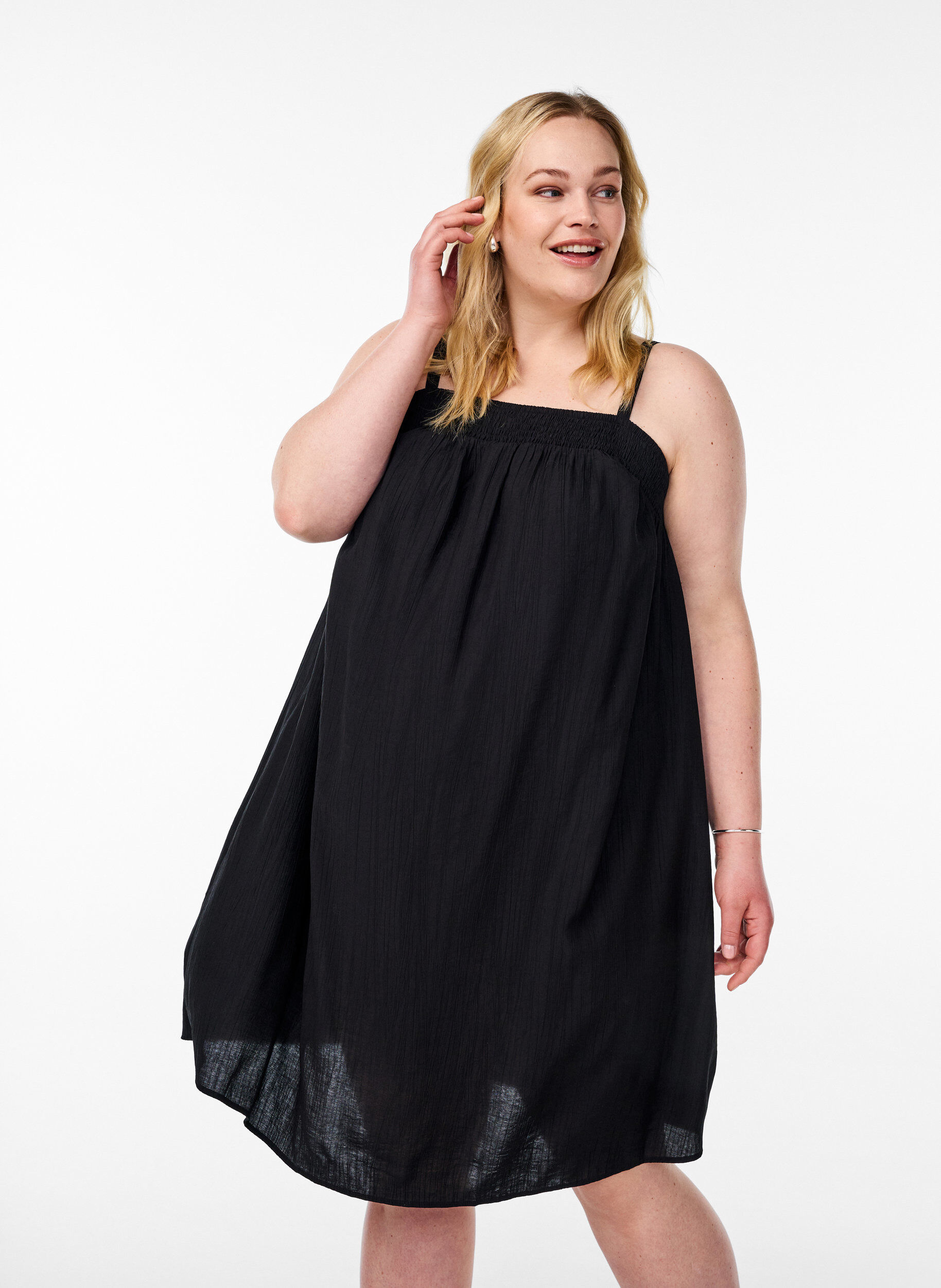 Robe courte en viscose avec bretelles spaghetti, Noir, Model