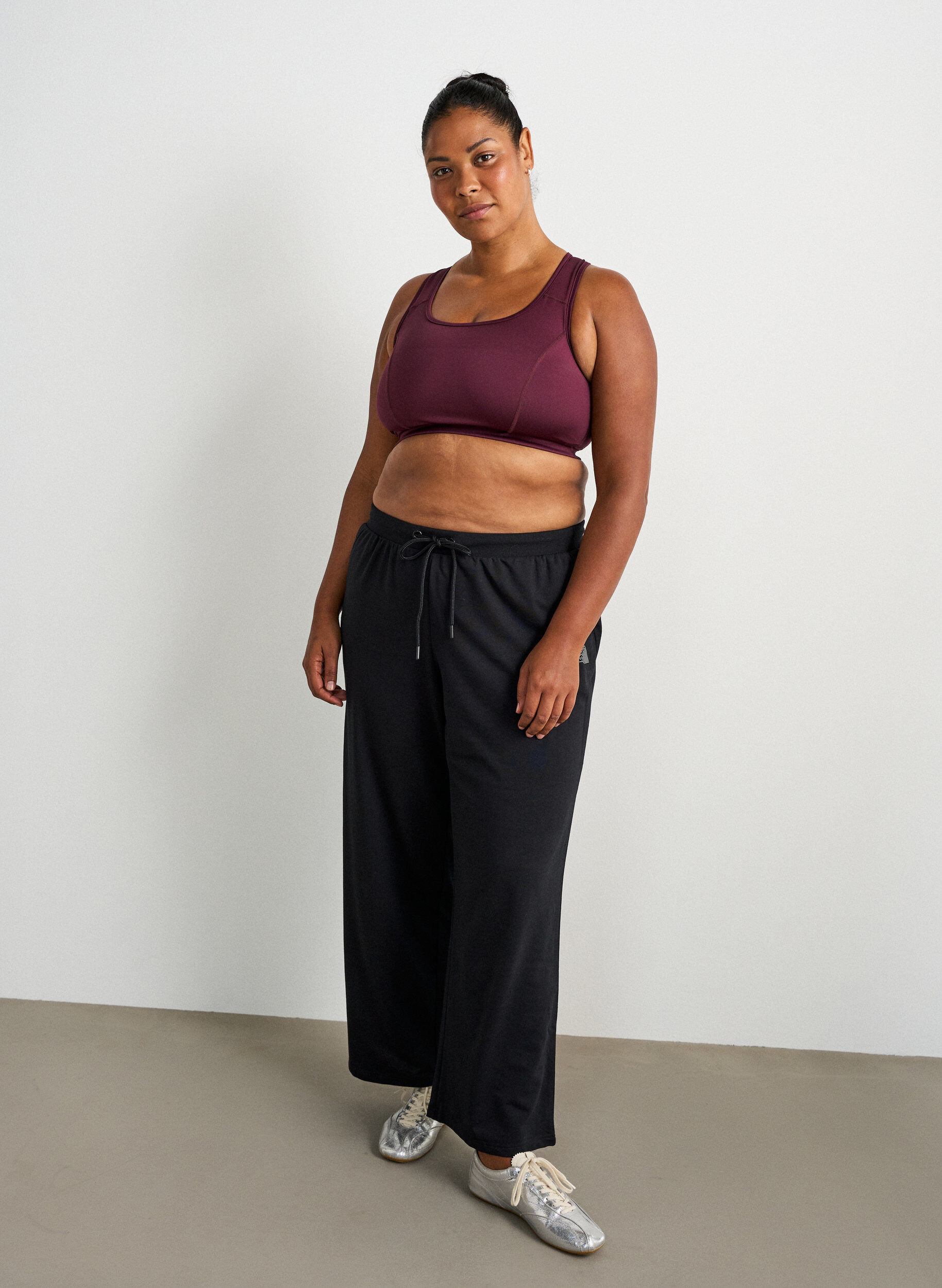 Pantalon d'entra&icirc;nement coupe ample avec taille haute, Noir, Model