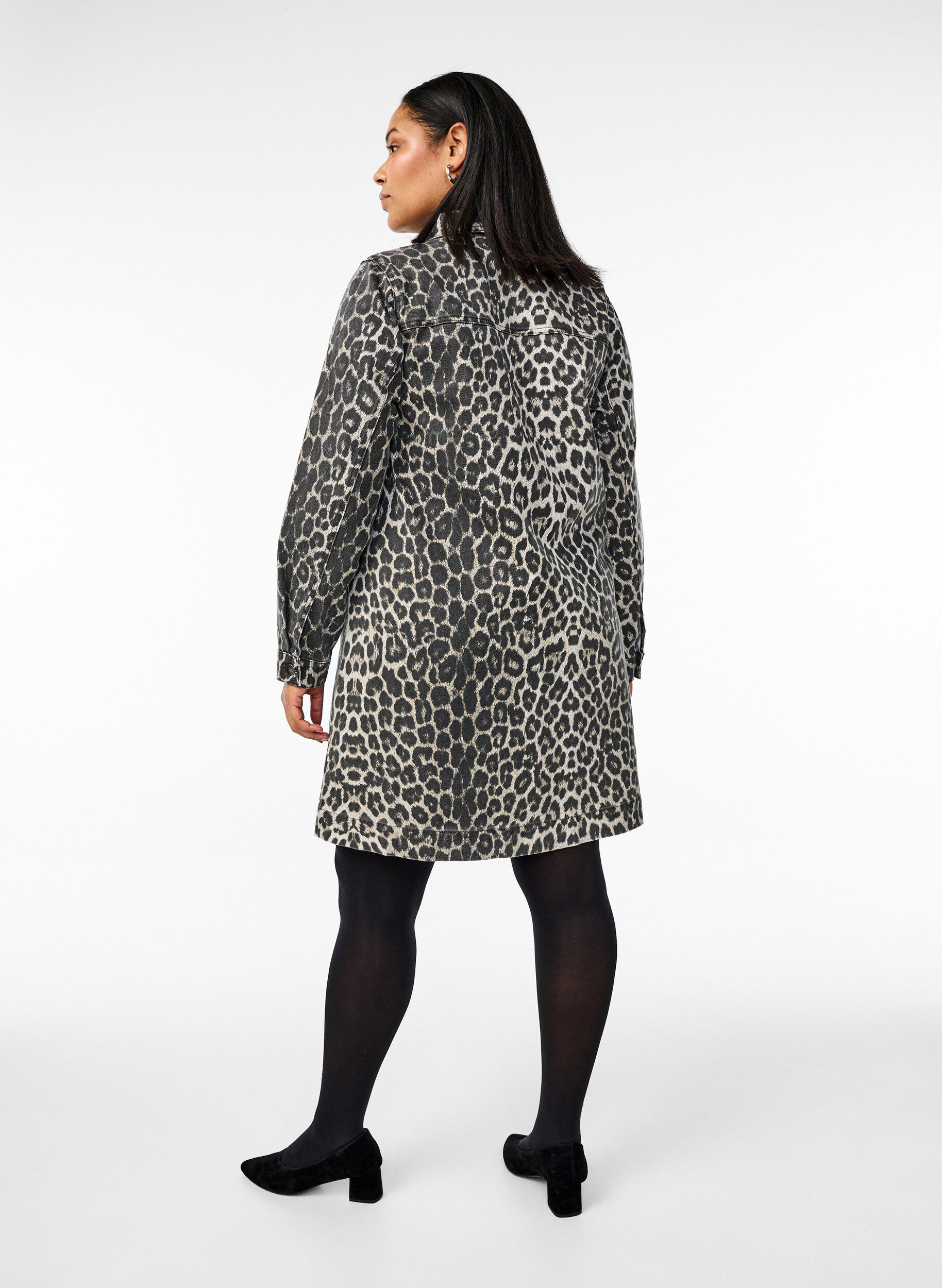 Zizzi Robe en denim &agrave; manches longues avec imprim&eacute; l&eacute;opard, Marron, Model image number 2