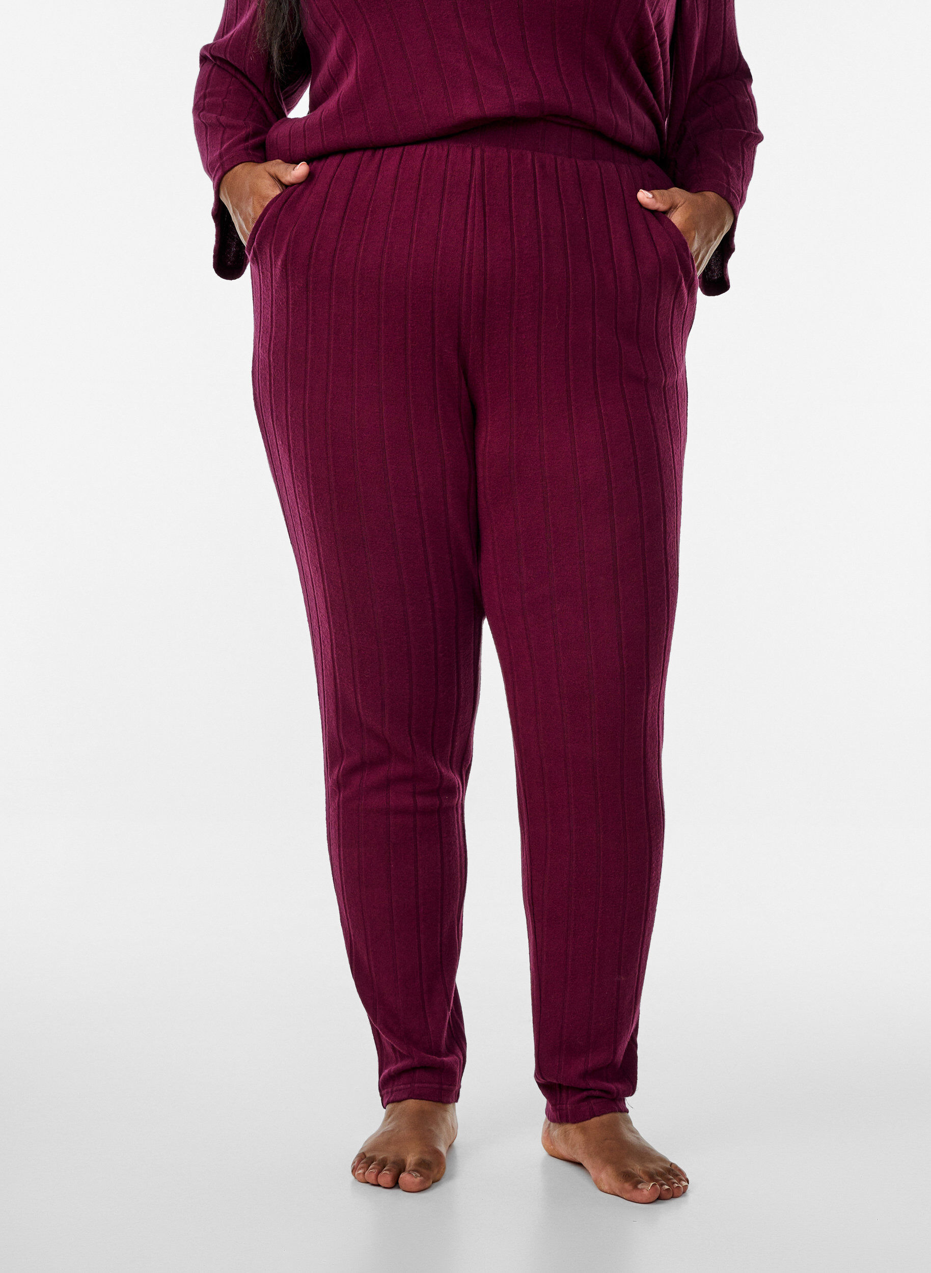 Zizzi Pantalon ample avec poches, Bordeaux fonc&eacute;, Model image number 2