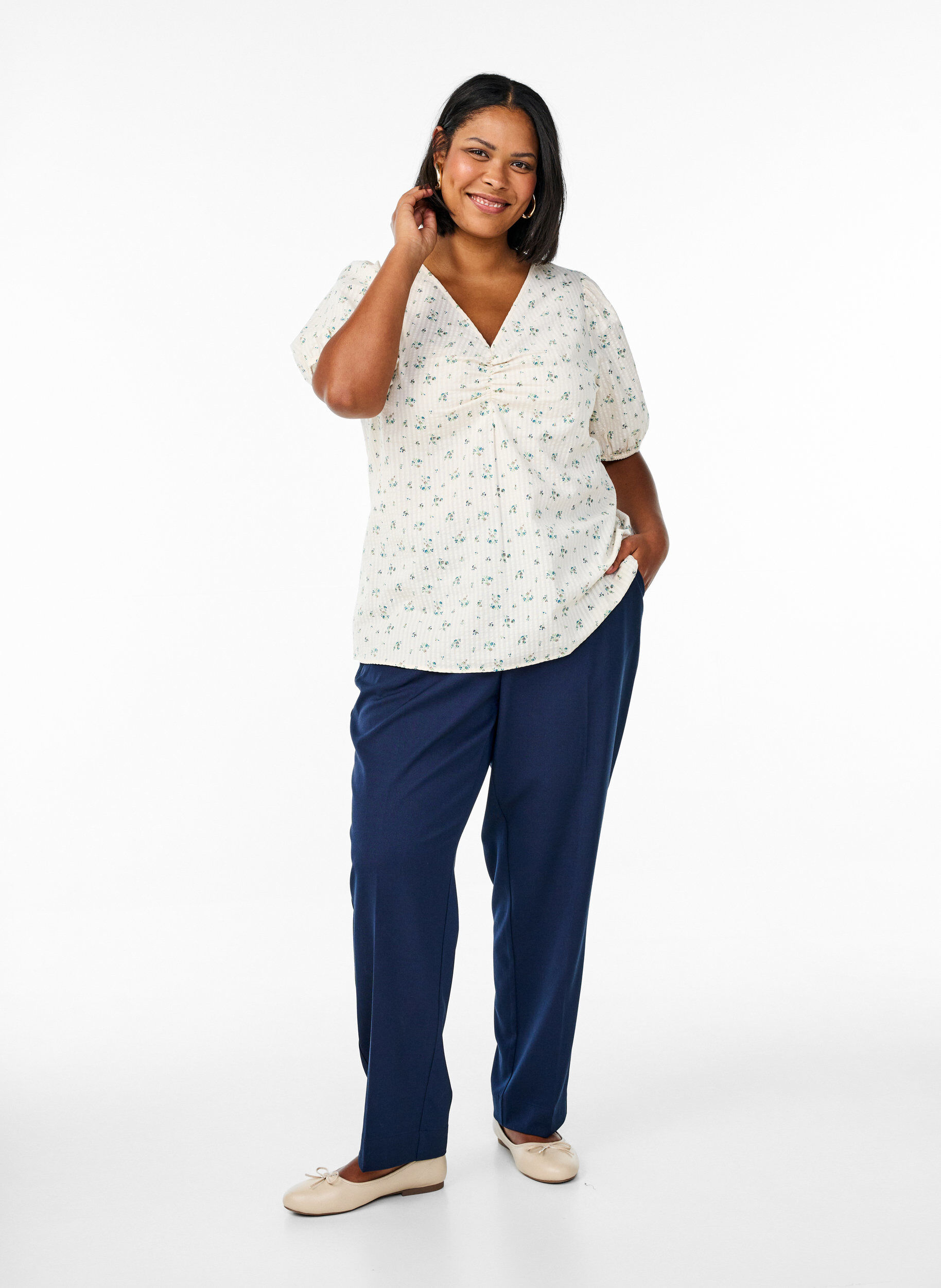 Zizzi Blouse &agrave; manches courtes bouffantes et d&eacute;tail fronc&eacute;, Blanc, Model image number 1