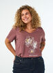 T-shirt en coton avec imprim&eacute; sur le devant et col en V, Rose poudr&eacute;e, Model image number 0