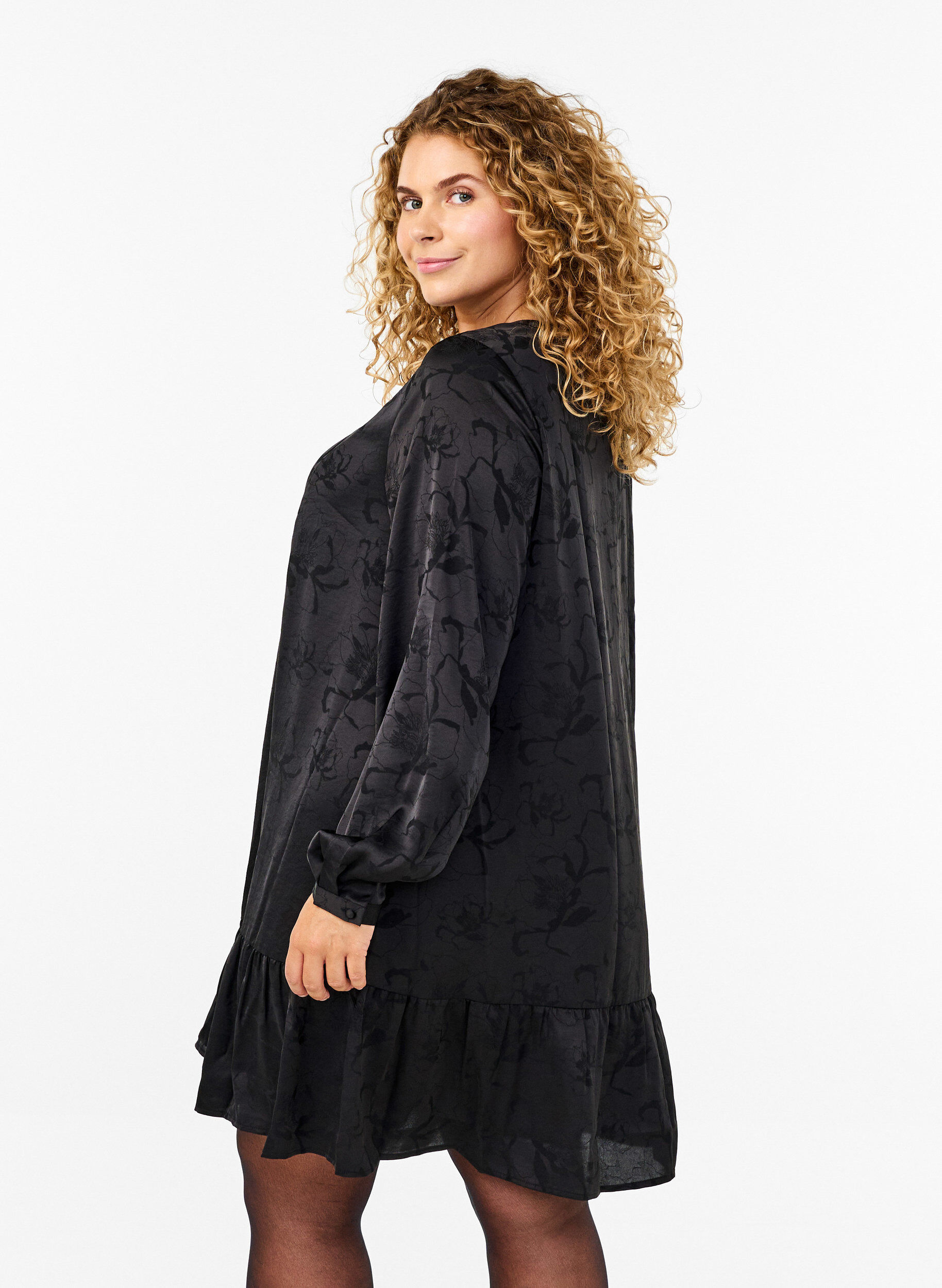 Zizzi Petite robe en satin avec un motif ton sur ton, Black, Model image number 1