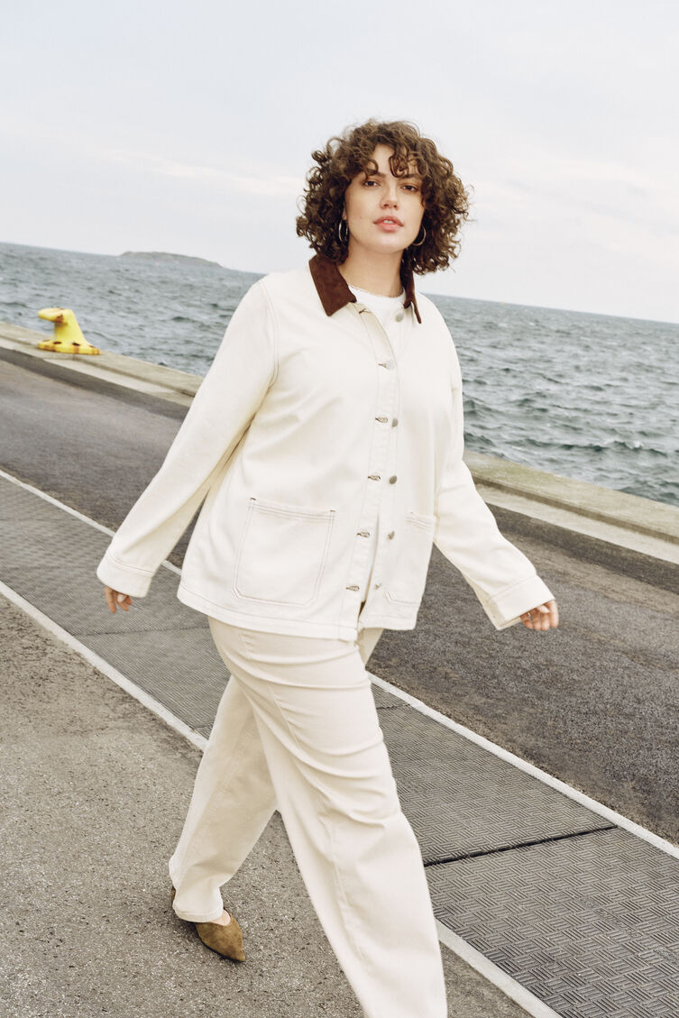 Veste en denim color&eacute; avec col contrast&eacute;, , Model