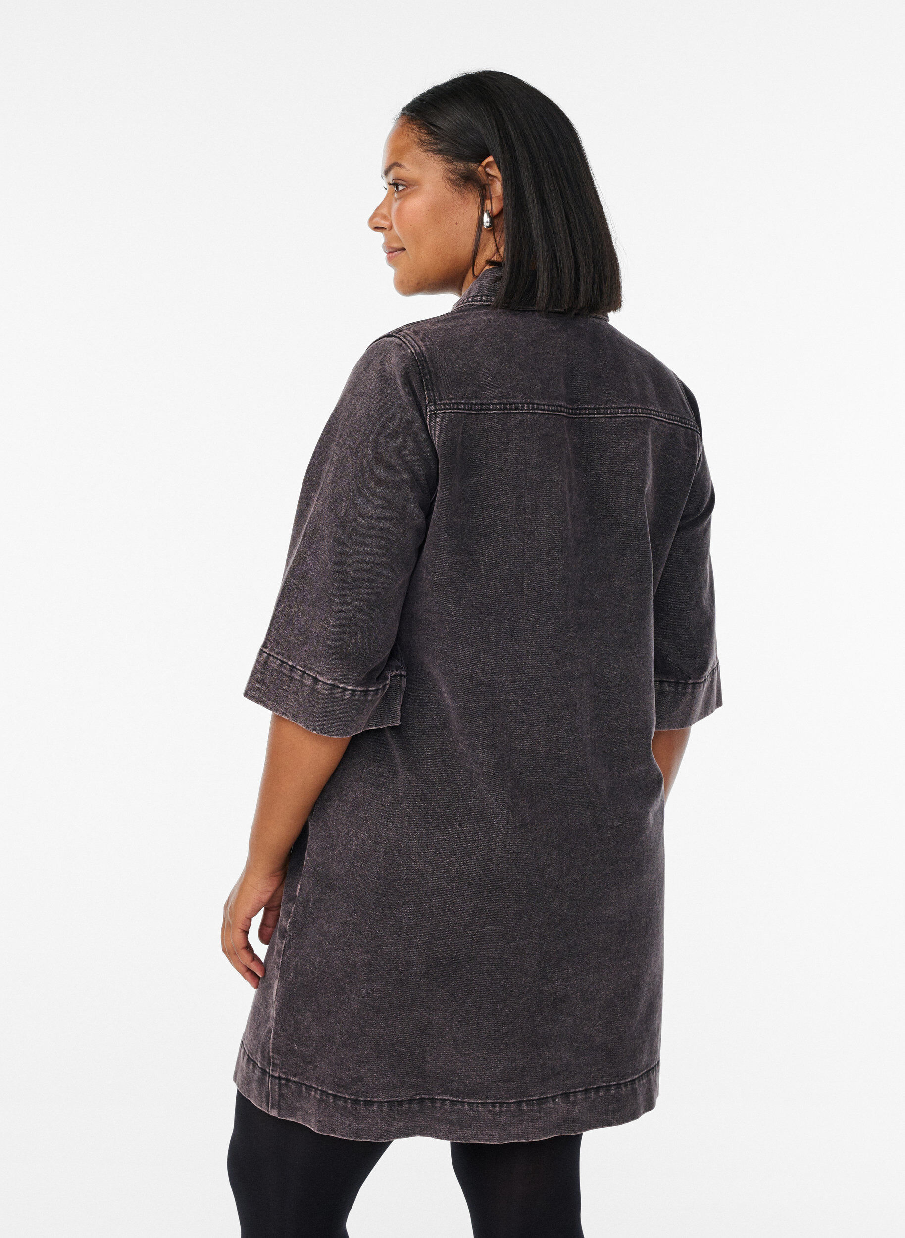 Zizzi Robe courte en jean avec poches poitrine et manches courtes, Violet, Model image number 2