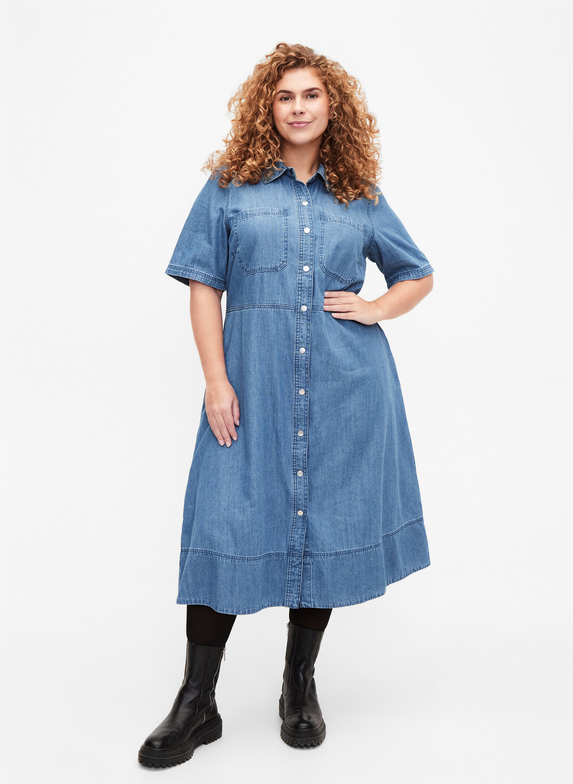 Zizzi Robe chemise en denim &agrave; manches courtes, Bleu Clair, Model image number 1
