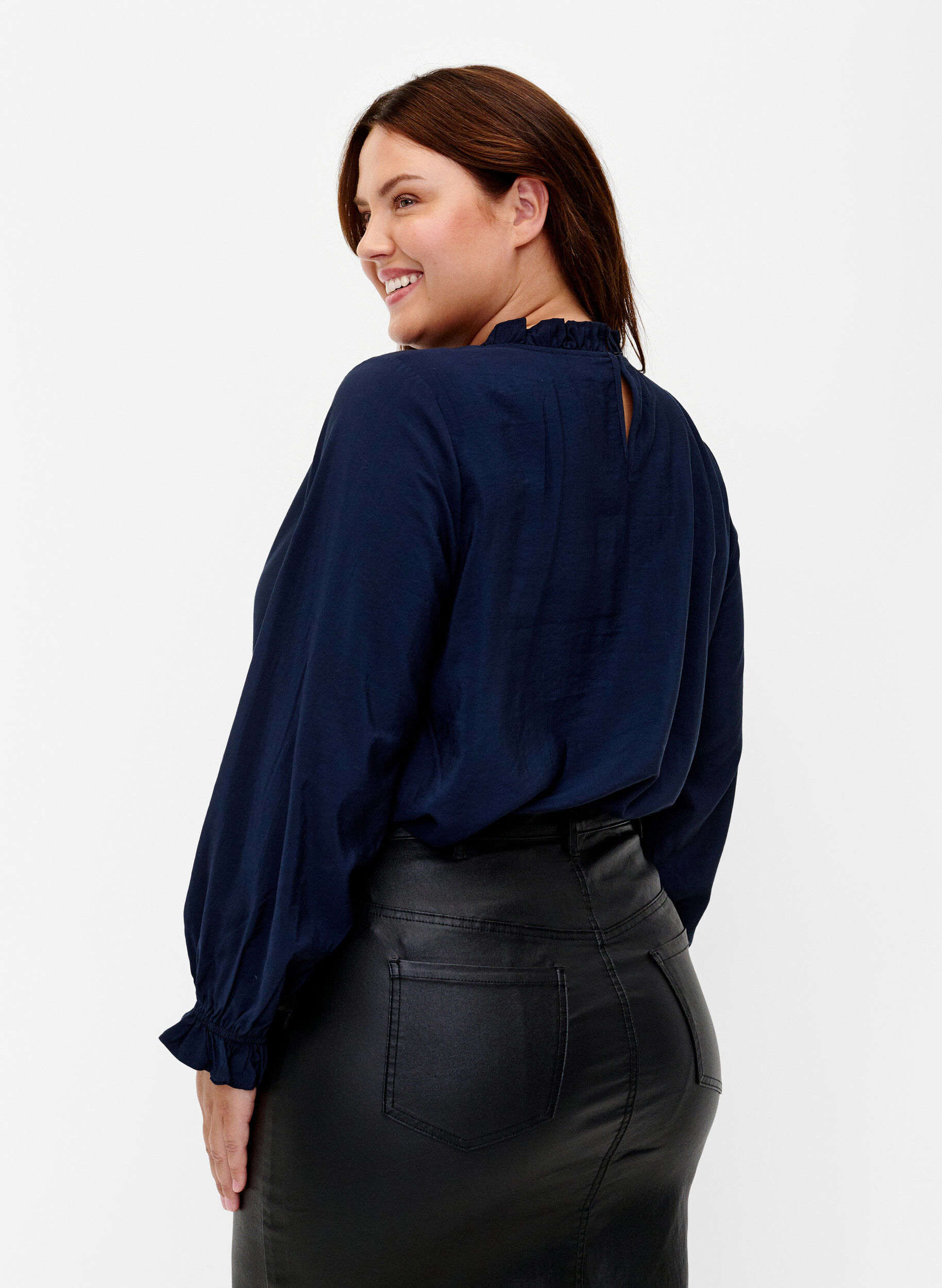 Zizzi  Blouse en viscose &agrave; manches longues avec volants, Total Eclipse, Model image number 1