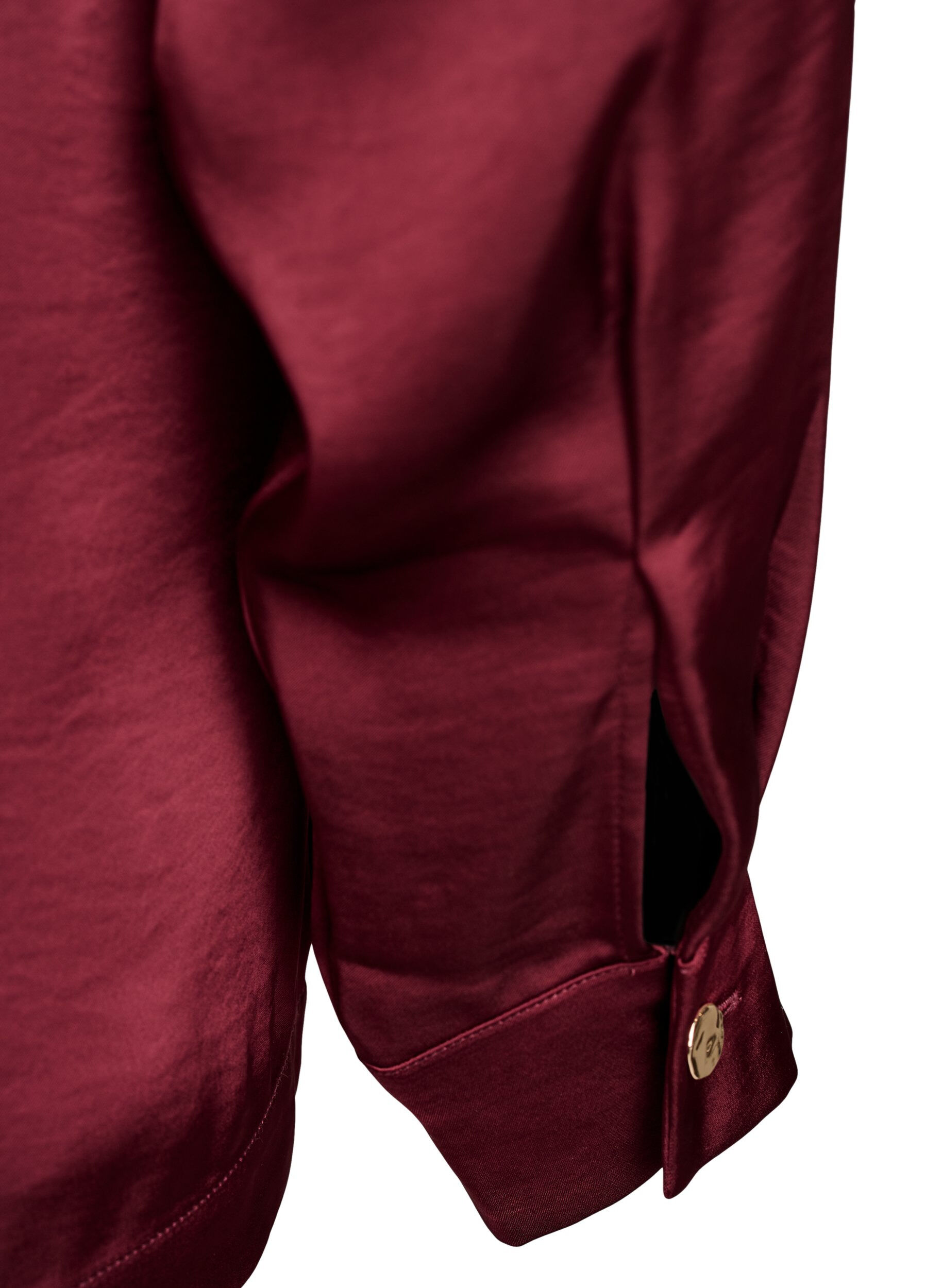 Zizzi Blouse de soir&eacute;e satin&eacute;e avec boutons et taille ajustable, Bordeaux fonc&eacute;, Packshot image number 3