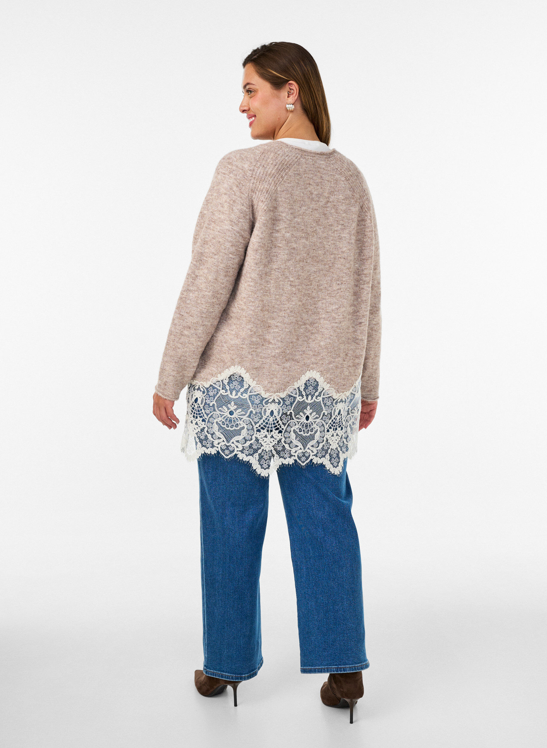 ZizziPull en maille &agrave; manches raglan et large bordure en dentelle, Beige, Model image number 2