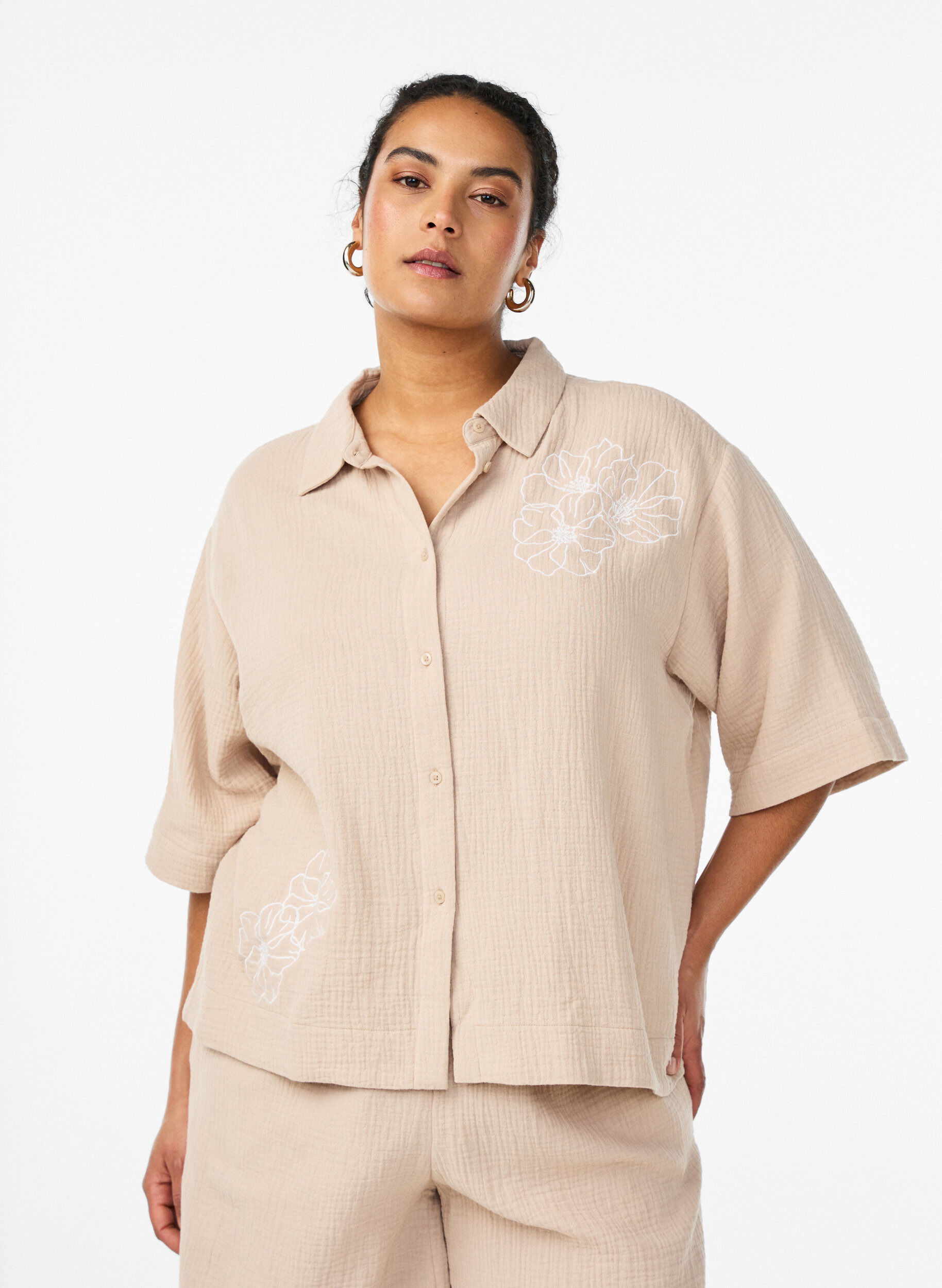 Zizzi Chemise en mousseline de coton avec d&eacute;tails brod&eacute;s, Beige, Model image number 0