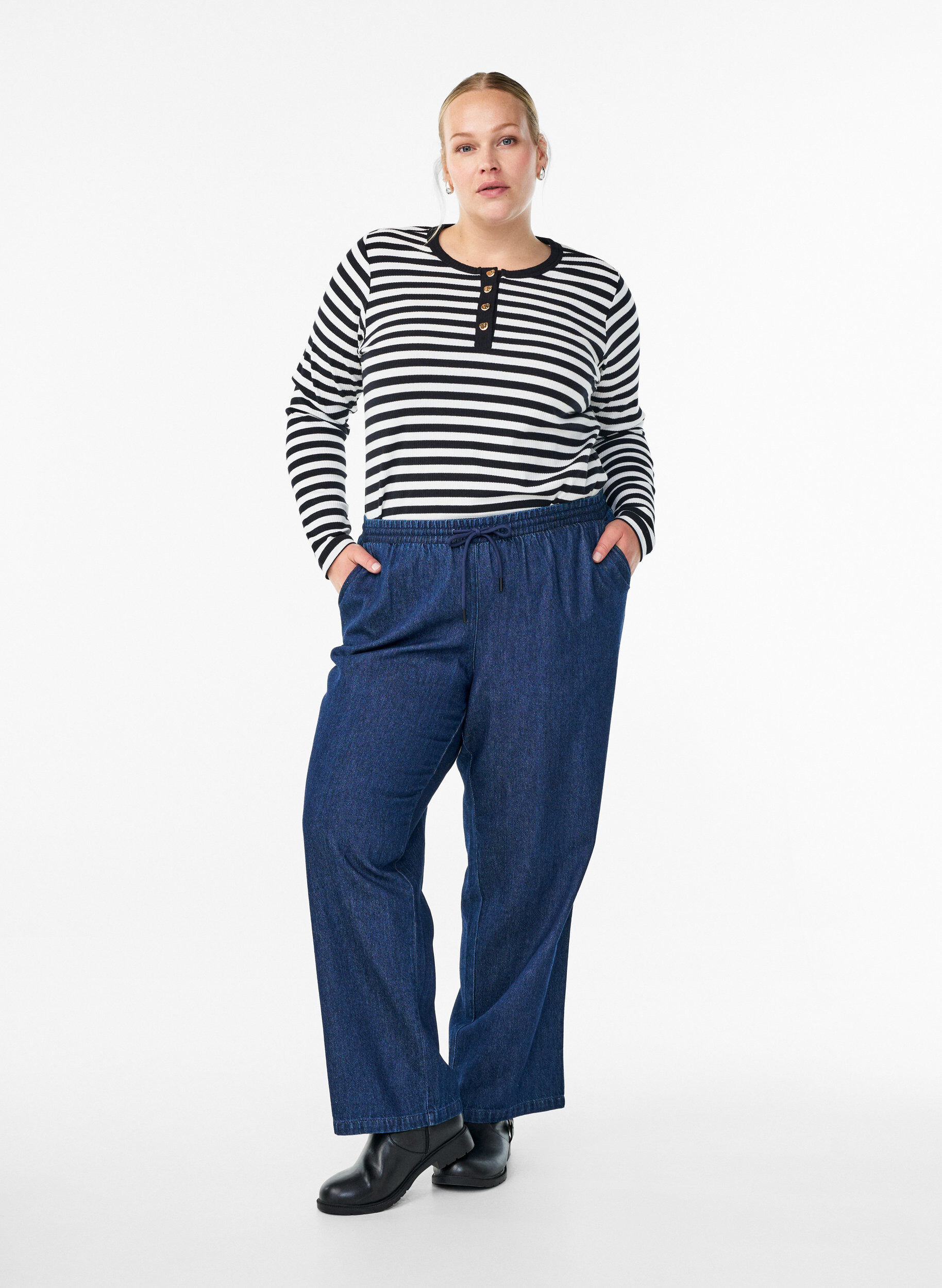 Zizzi Blouse en jersey ray&eacute; &agrave; la texture c&ocirc;tel&eacute;e, Noir, Model image number 1