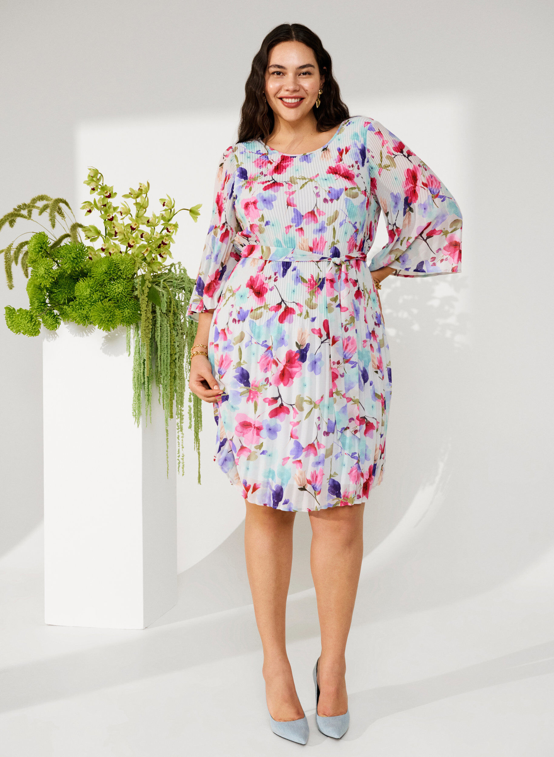 Zizzi Robe pliss&eacute;e imprim&eacute;e avec lien &agrave; nouer, White/MultiFlowerAOP, Image image number 0