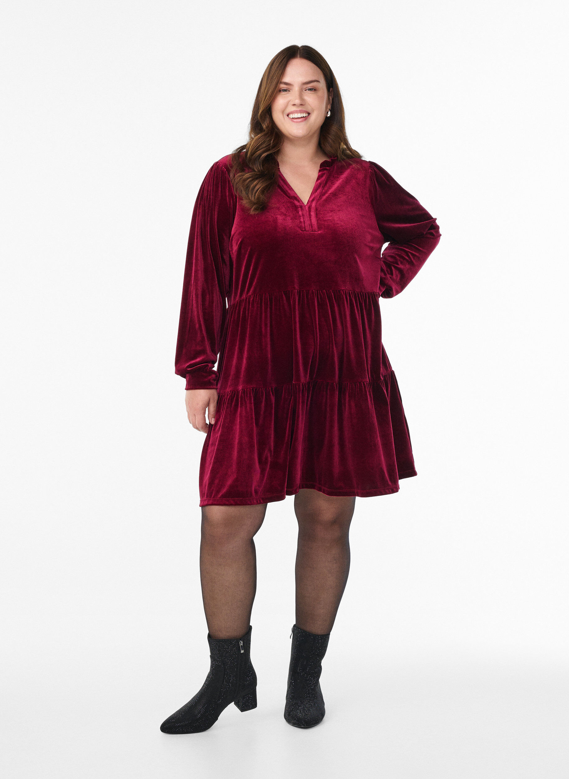 Zizzi Robe courte en velours avec un col &agrave; volants et des manches longues, Rouge, Model image number 1
