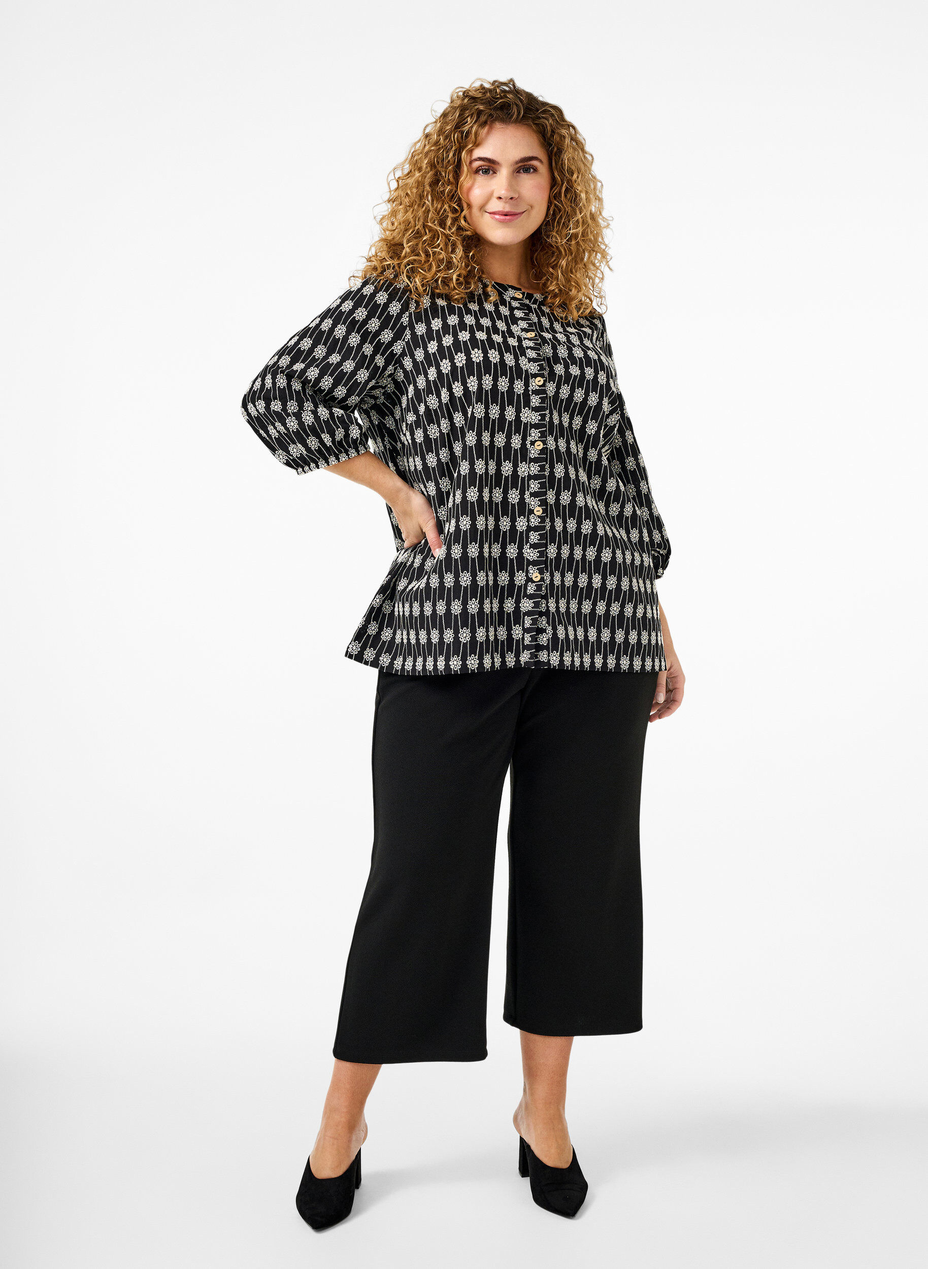 Zizzi Chemisier en coton &agrave; motif floral, Black, Model image number 2