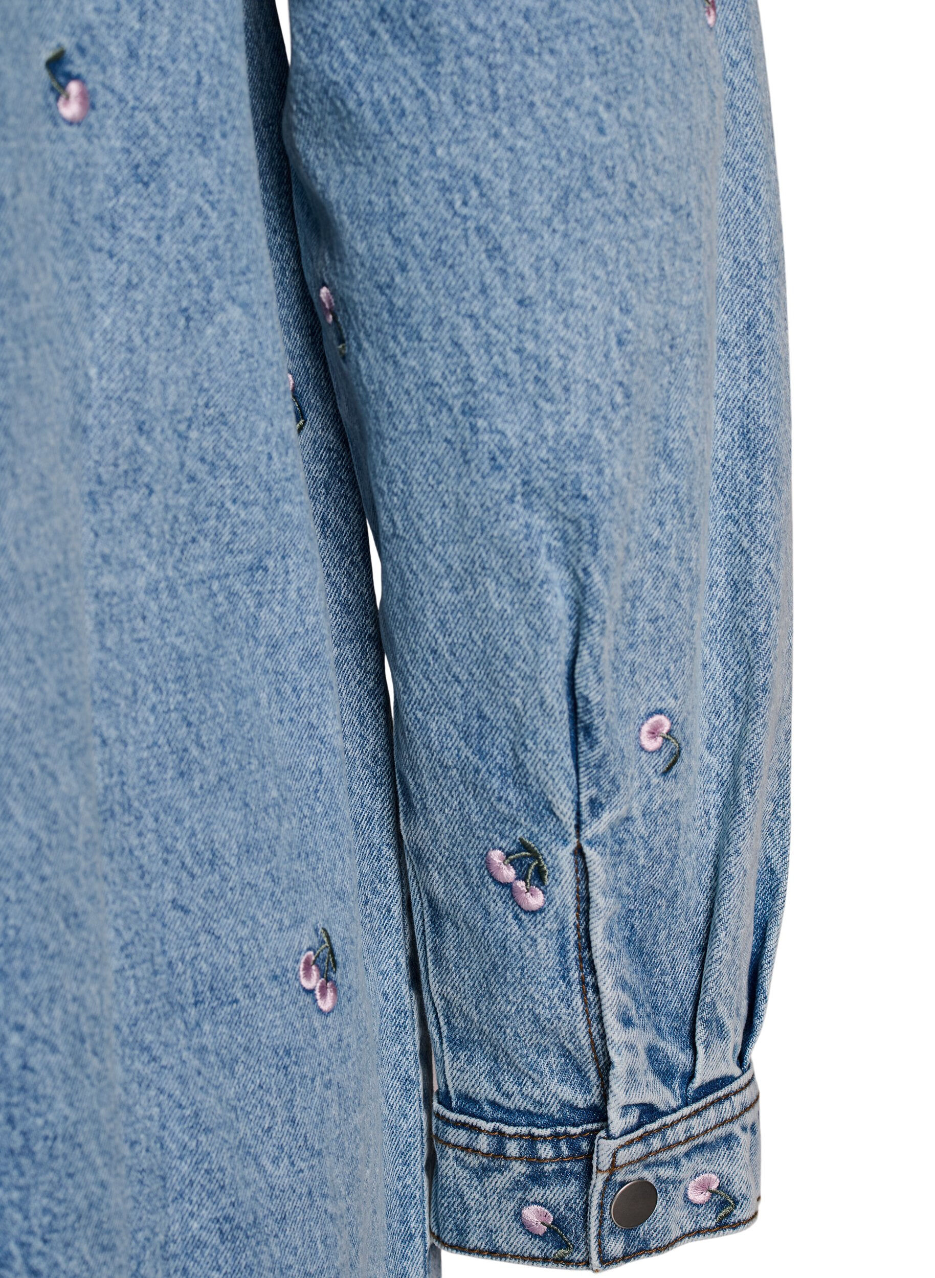 Zizzi Robe en jean avec imprim&eacute; cerises et poches poitrine, Bleu Clair, Packshot image number 3