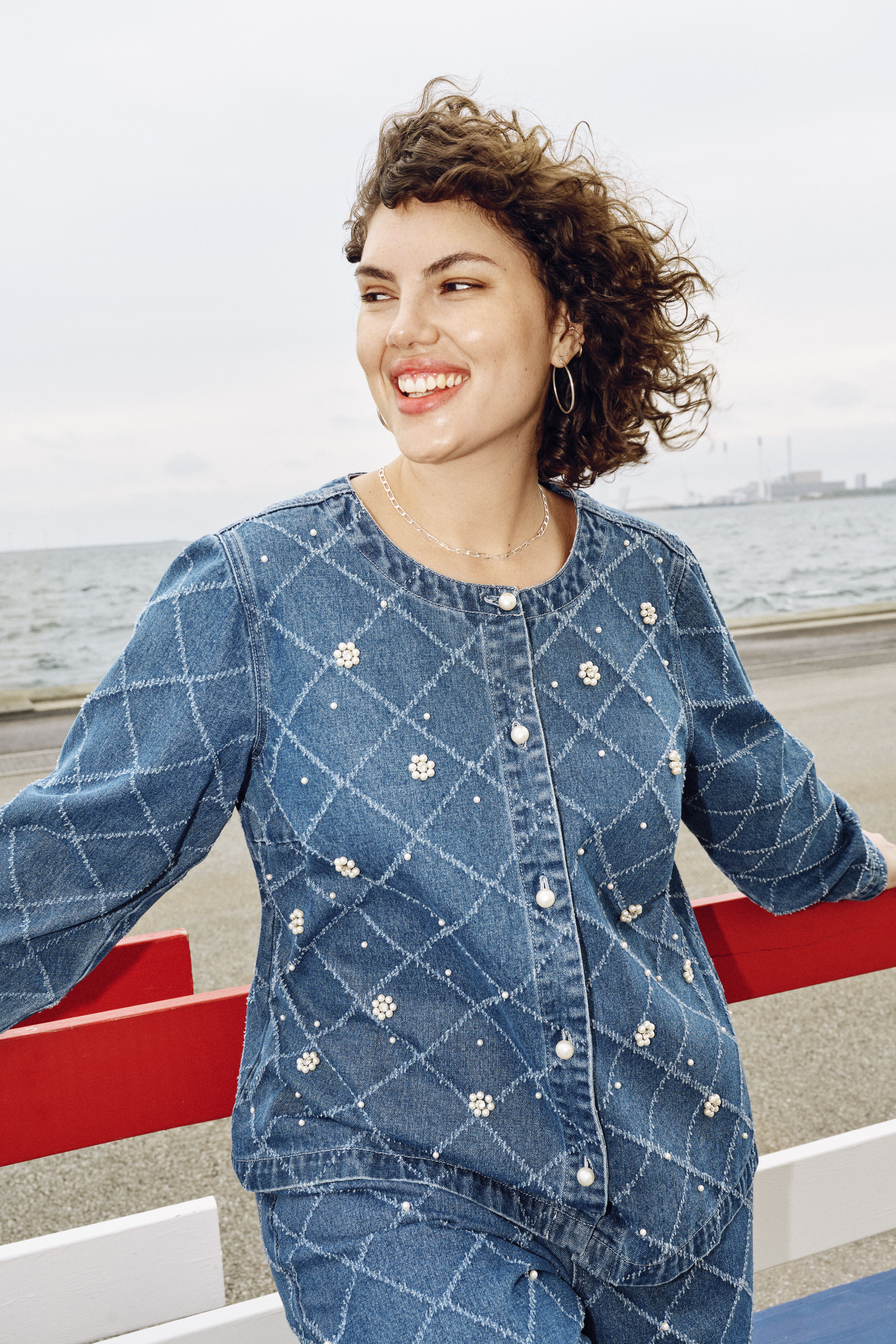 Zizzi Ensemble en denim avec d&eacute;tails perl&eacute;s, , Model