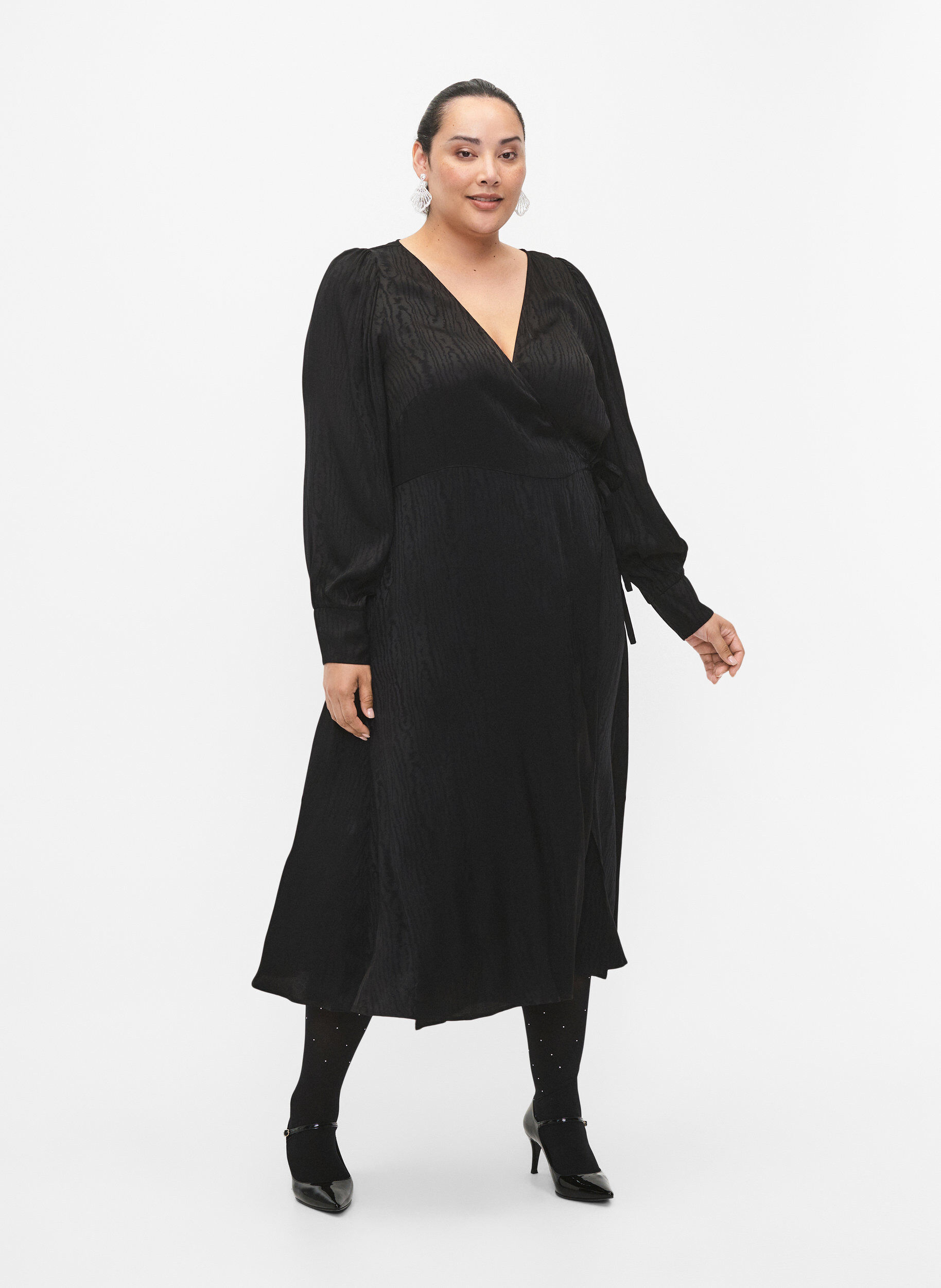 Zizzi Robe &agrave; manches longues en viscose avec imprim&eacute; ton sur ton, Black, Model image number 3
