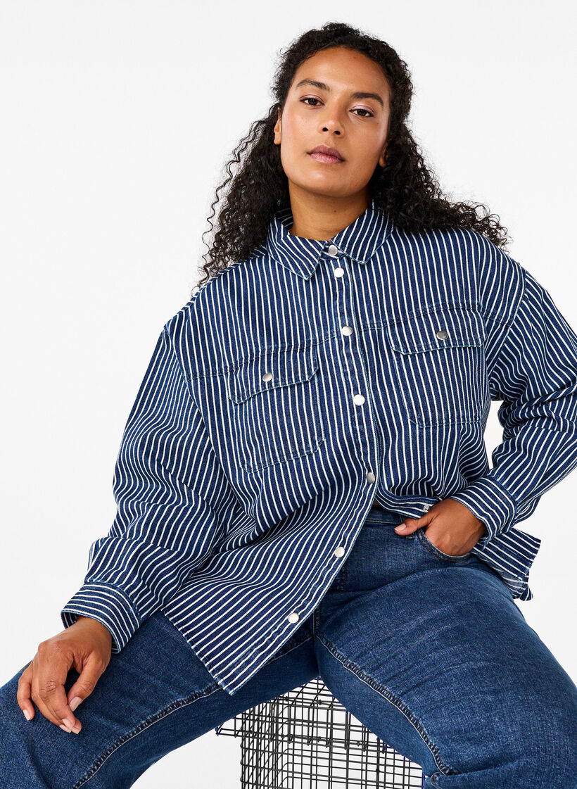 Chemise en jean rayée avec poches de poitrine, Blue Denim Stripe, Model image number 2