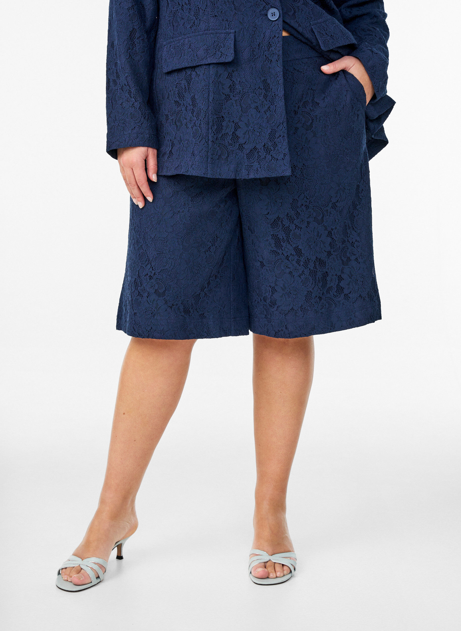 Zizzi Bermuda taille haute en dentelle, Bleu, Model image number 3