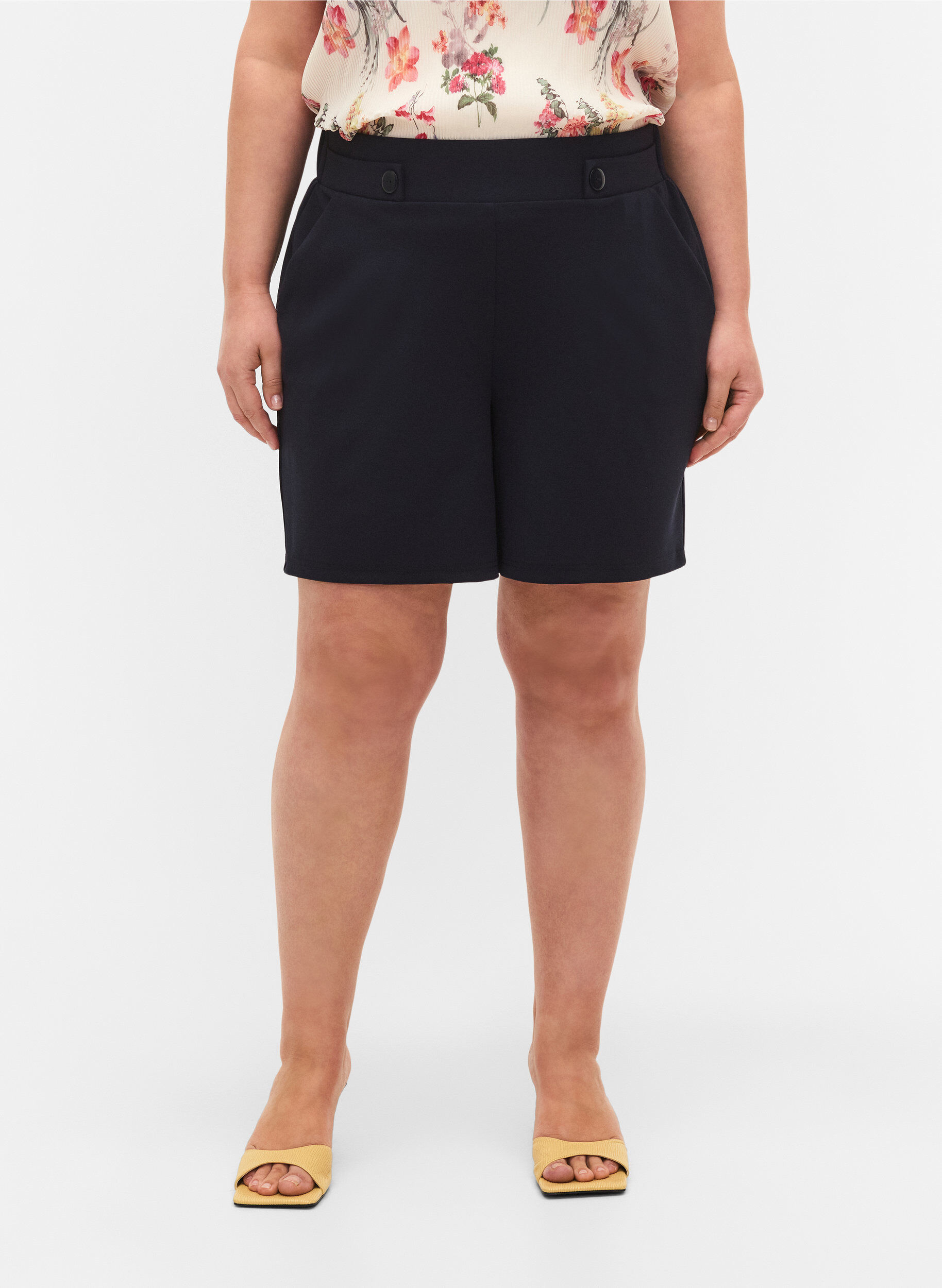 Zizzi Short avec poches et coupe ample, Bleu, Model image number 4