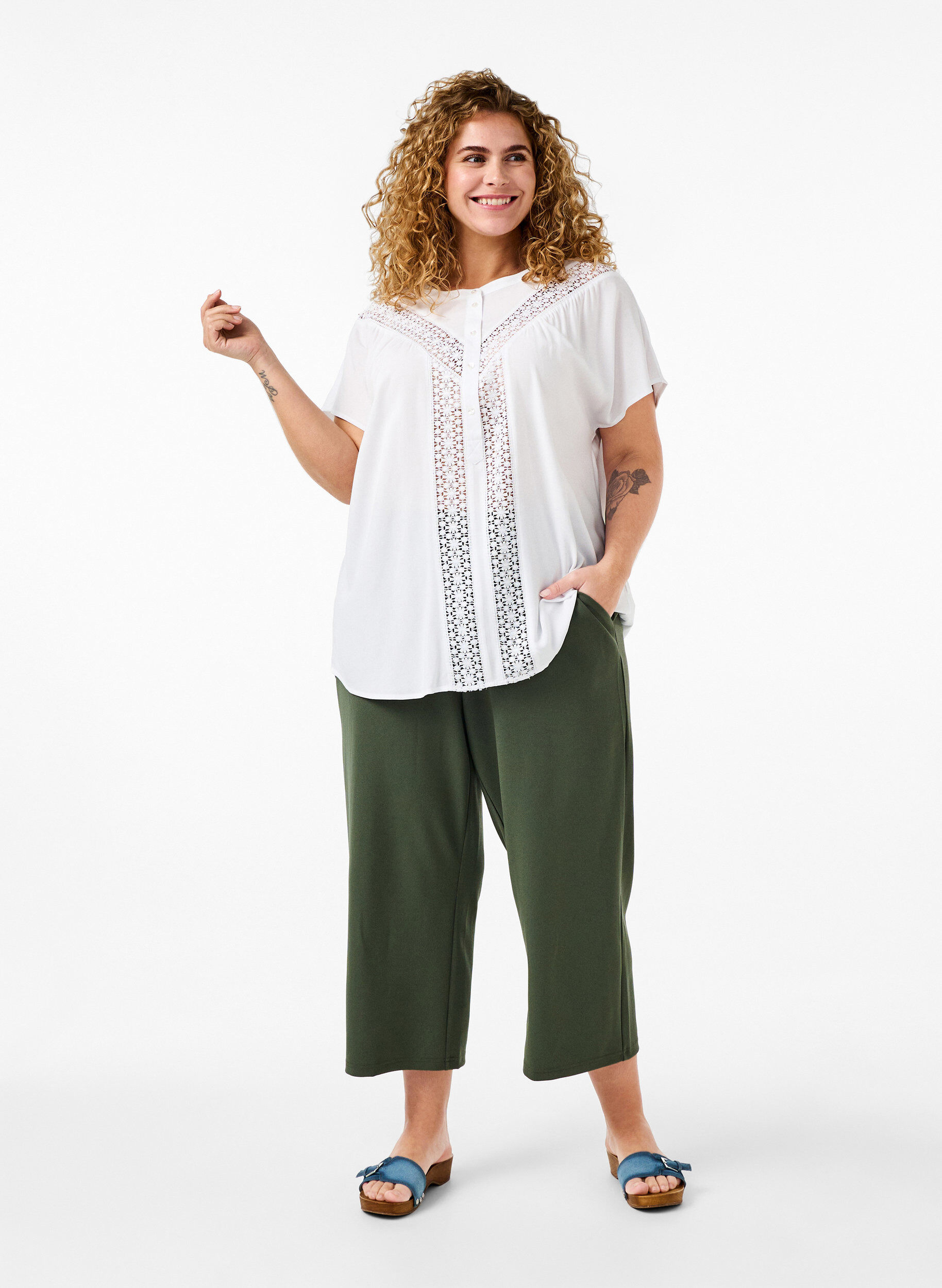 Zizzi Chemisier en viscose avec bordure en dentelle, Bright White, Model image number 2
