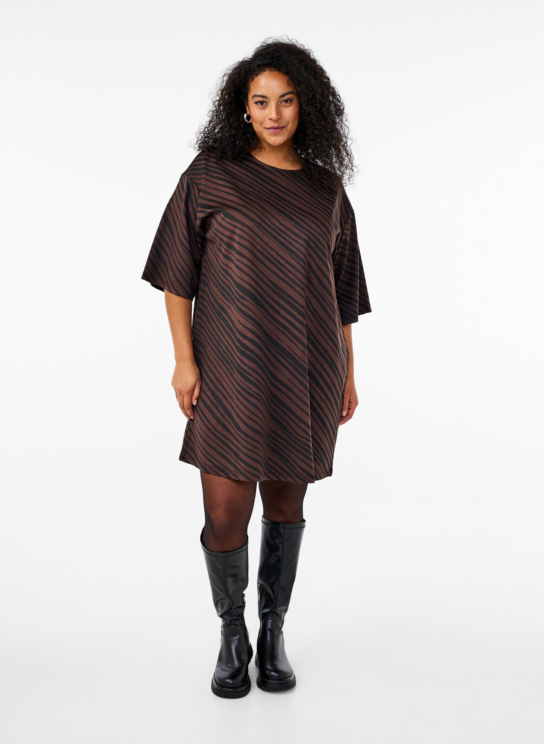 Zizzi Robe &agrave; motifs avec manches 3/4, Marron, Model image number 1